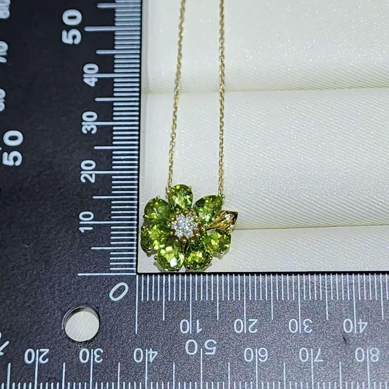 Ciondolo a forma di fiore di peridoto in oro giallo 14K Art Deco con diamanti In condizioni Nuovo in vendita a Hong Kong, HK