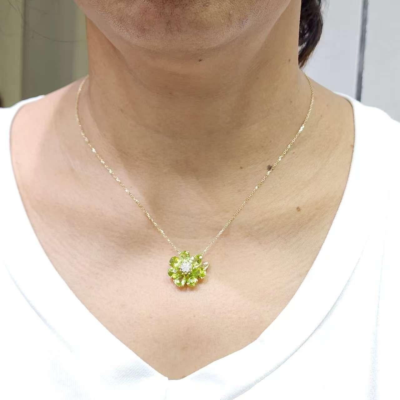 Donna Ciondolo a forma di fiore di peridoto in oro giallo 14K Art Deco con diamanti in vendita