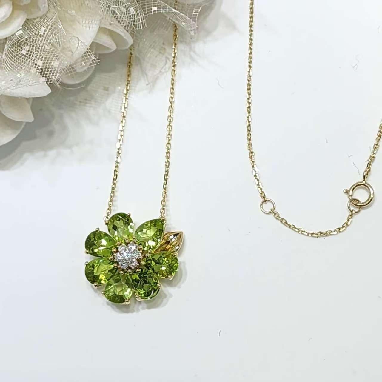 Ciondolo a forma di fiore di peridoto in oro giallo 14K Art Deco con diamanti in vendita 1