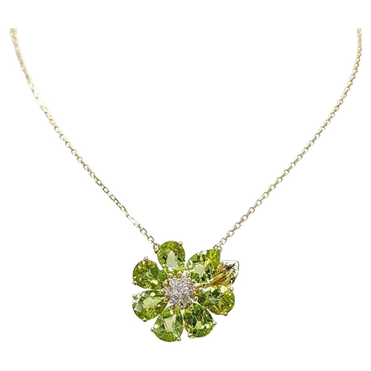 Ciondolo a forma di fiore di peridoto in oro giallo 14K Art Deco con diamanti in vendita