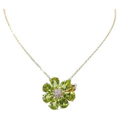 Ciondolo a forma di fiore di peridoto in oro giallo 14K Art Deco con diamanti