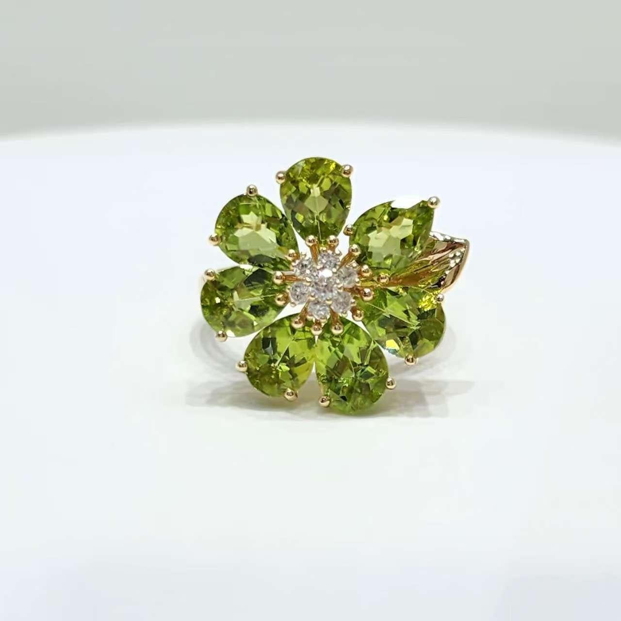 5.59 CT - Péridot,
0,15 CT - Diamants

Rehaussez votre élégance avec cette superbe bague en or jaune 14 carats, un chef-d'œuvre de 1stdibs qui présente une pièce centrale en péridot vibrant. Dotée d'un péridot de 5,59 carats taillé en forme de fleur