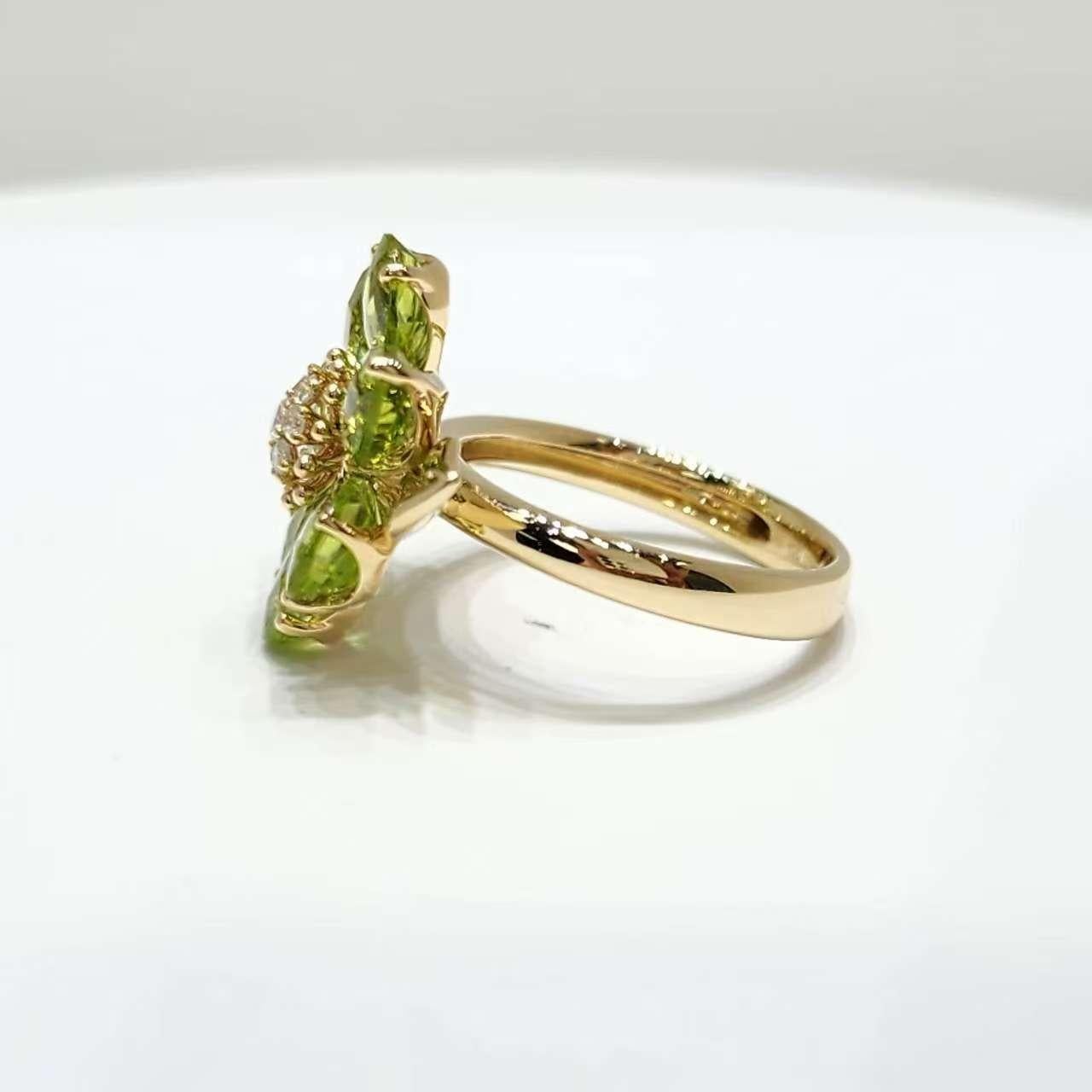 Bague Art déco en or jaune 14K avec fleur de péridot et diamants Pour femmes en vente