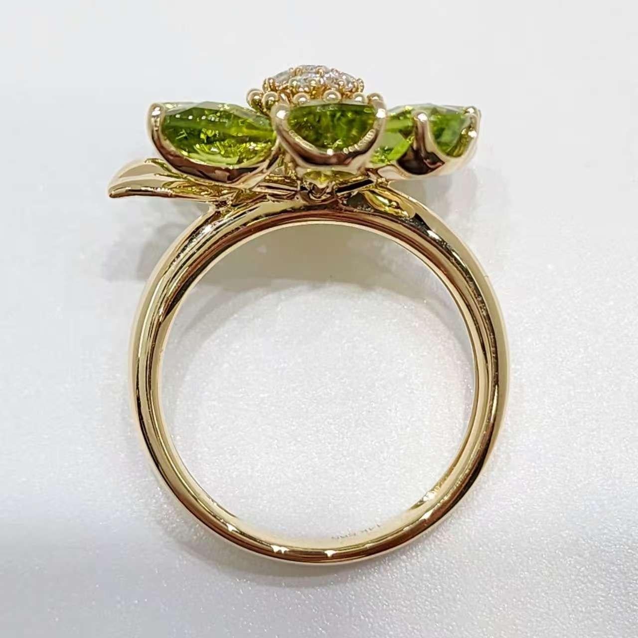 Bague Art déco en or jaune 14K avec fleur de péridot et diamants en vente 1