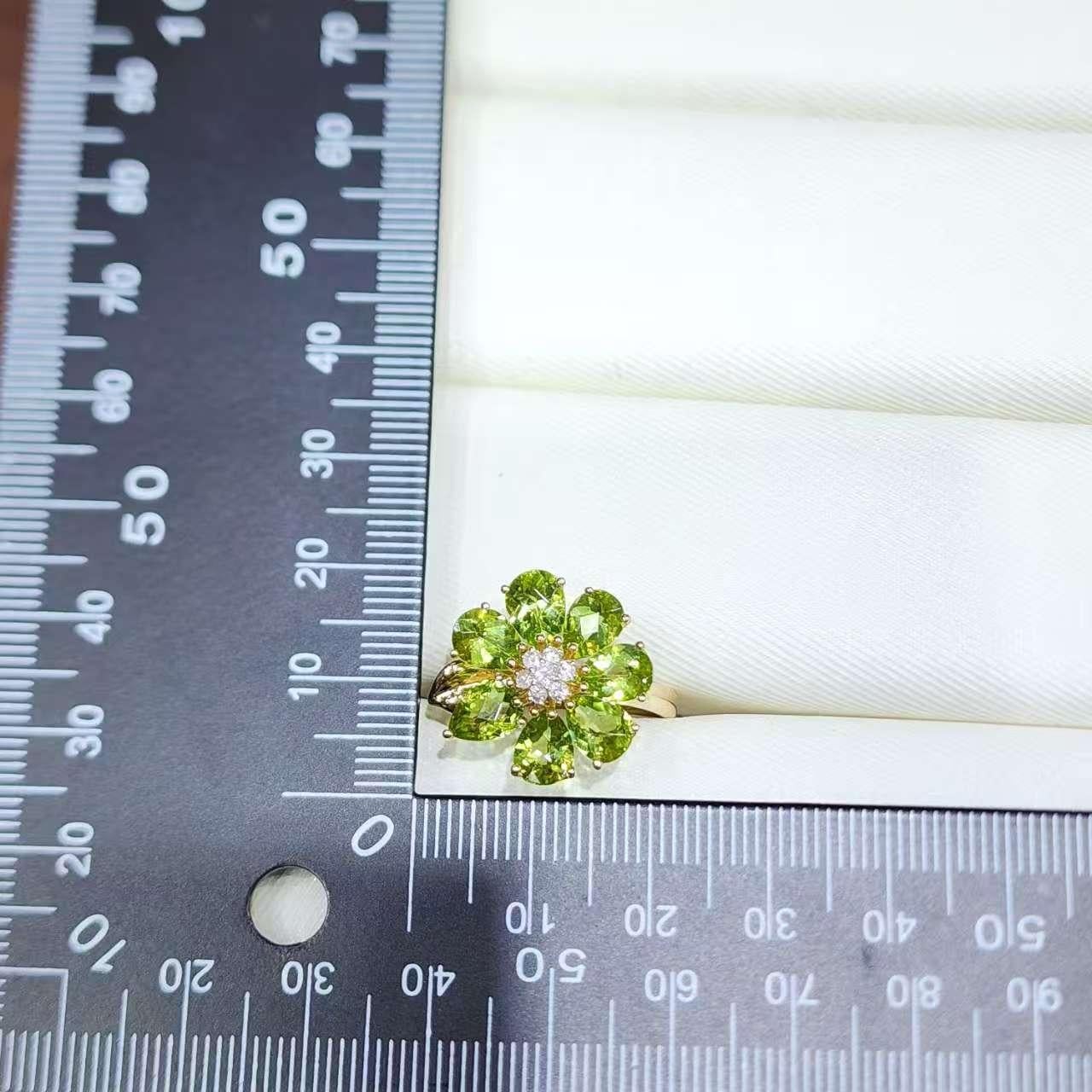 Bague Art déco en or jaune 14K avec fleur de péridot et diamants en vente 2