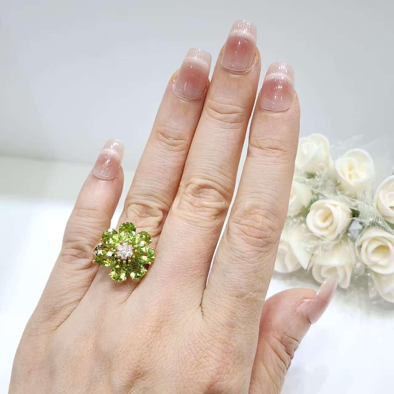 Bague Art déco en or jaune 14K avec fleur de péridot et diamants en vente 3