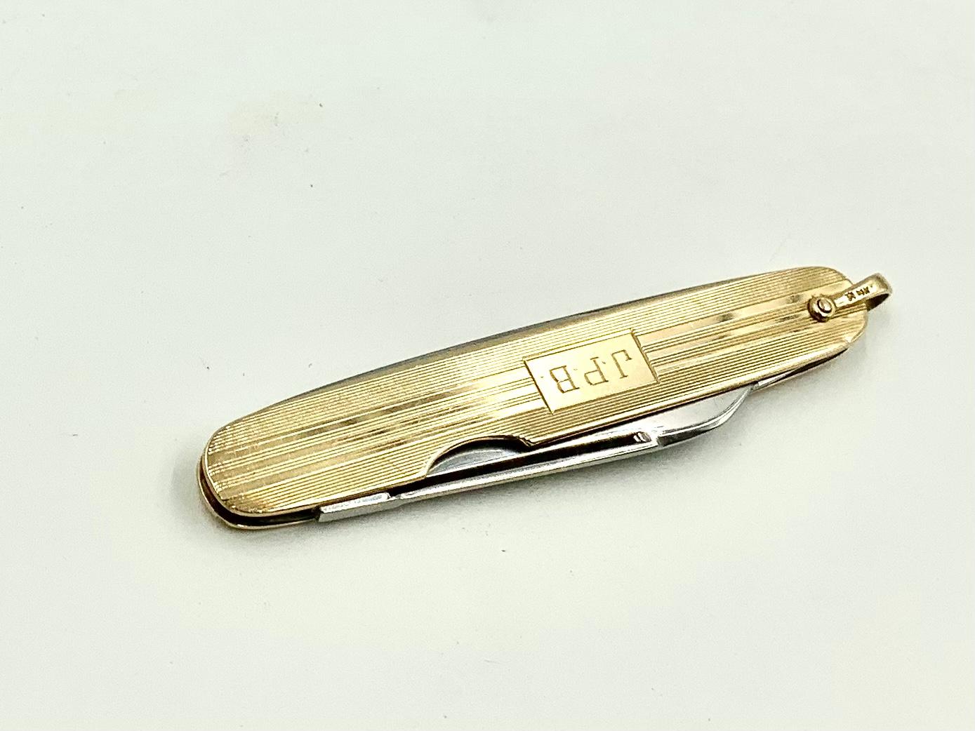 Elegant Art Deco period 14K gold pocket knife.
Excellent condition, two folding blades of different sizes.
Finely engraved with a monogram plate, J.P.B. initials
Perfect for a watch collector or fine accessories aficionado, may be worn on a chain