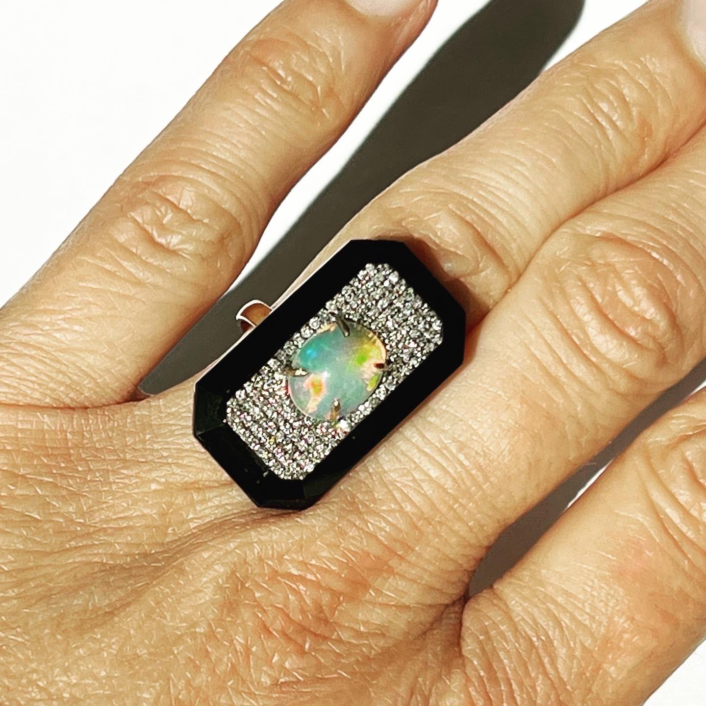 Cette belle et impressionnante bague de style Art déco en forme de marquise a été réalisée en or jaune 14k avec une monture en argent. 
Diamants de taille brillante.
Opale taillée en cabochon.
Onyx taillé en rectangle.
Poids total des diamants :