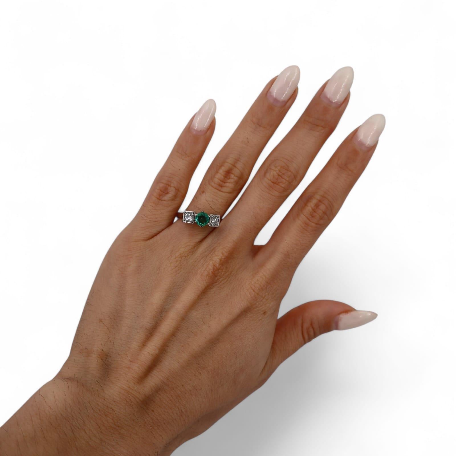Este exquisito anillo de filigrana de la época Art Déco es una verdadera encarnación de la elegancia y sofisticación de los años veinte. Elaborado meticulosamente en oro blanco de 14 quilates, el anillo desprende un encanto atemporal difícil de