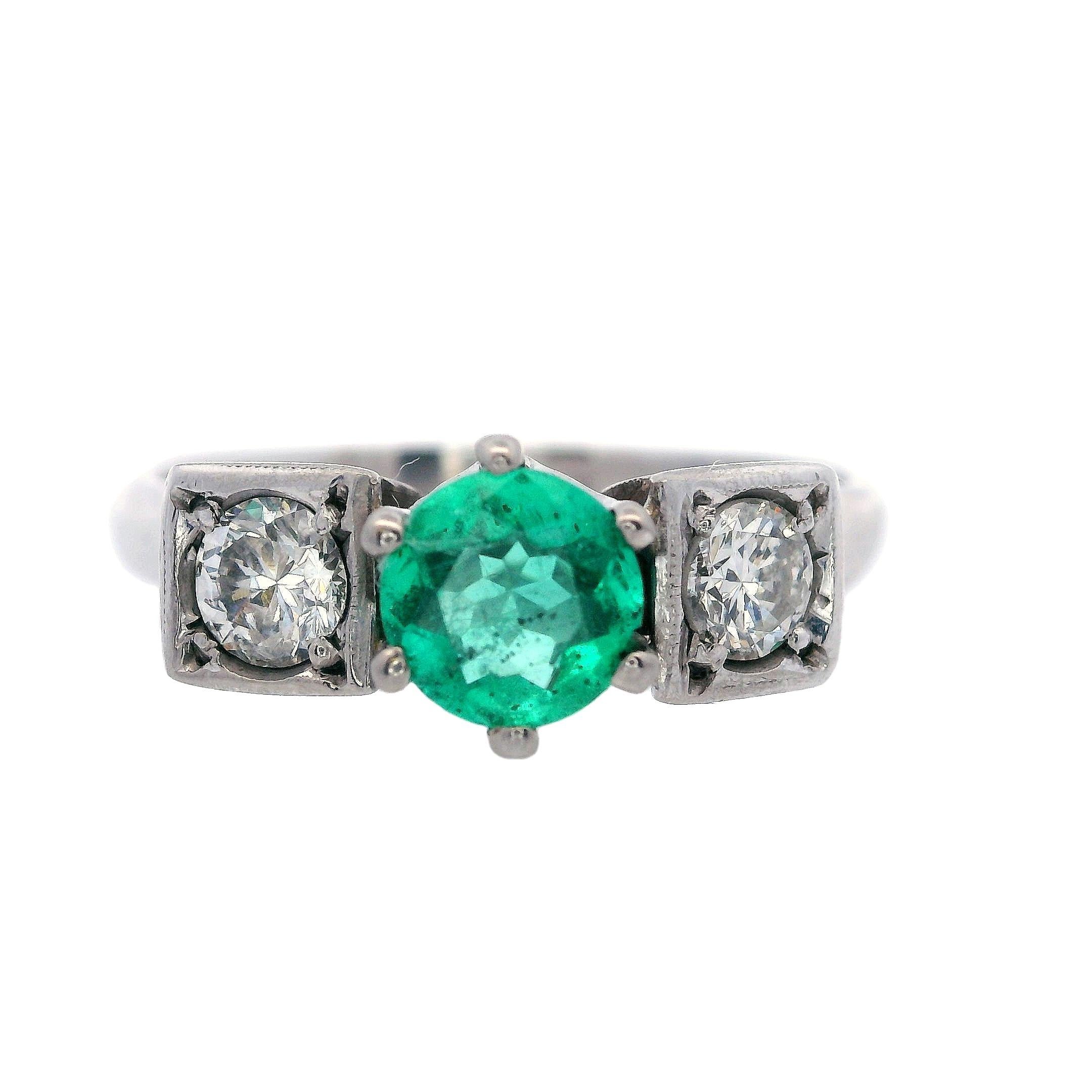 Anillo Art Decó de oro blanco de 14 kt con esmeralda y diamantes Corte redondo en venta