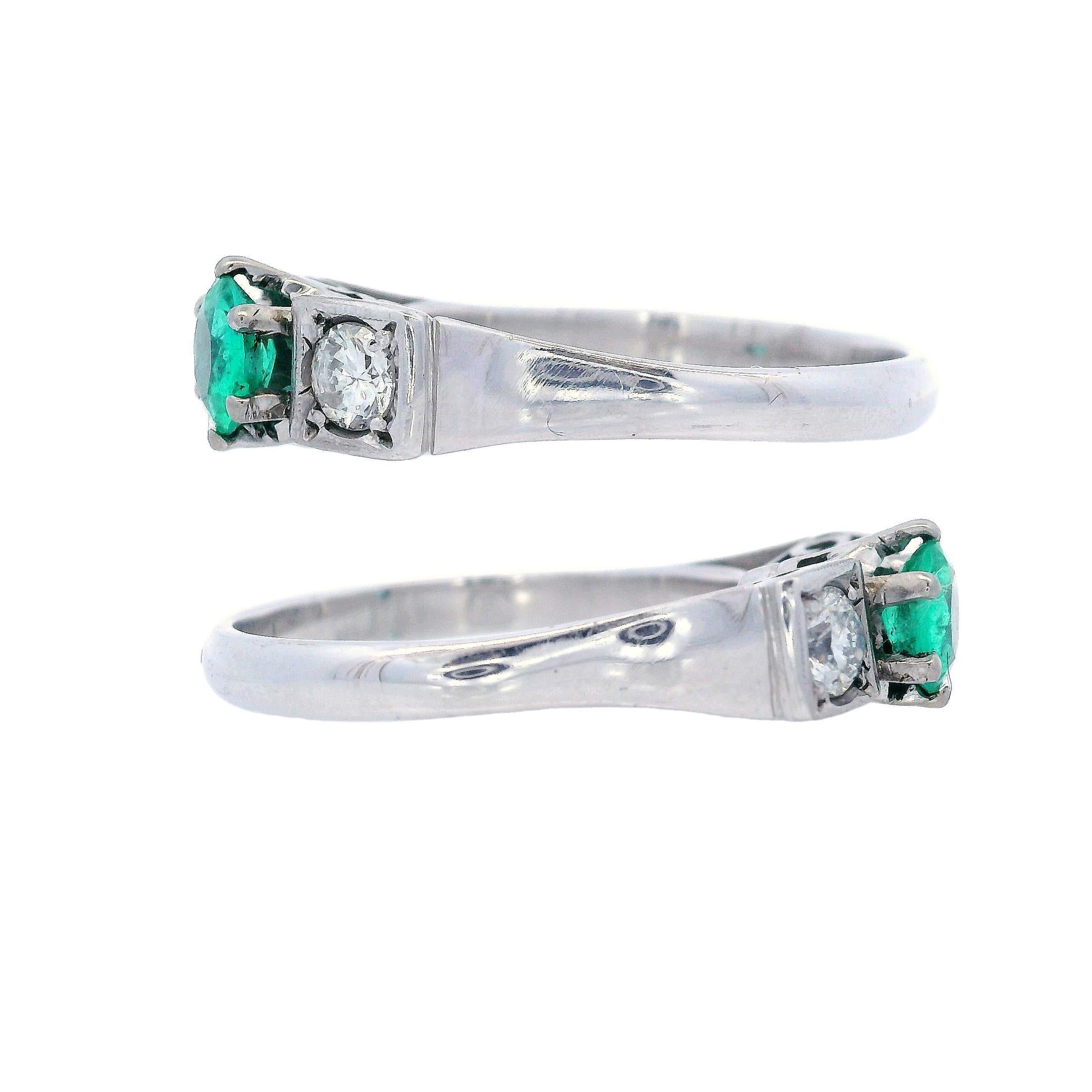 Anillo Art Decó de oro blanco de 14 kt con esmeralda y diamantes en Excelente estado para la venta en Aventura, FL