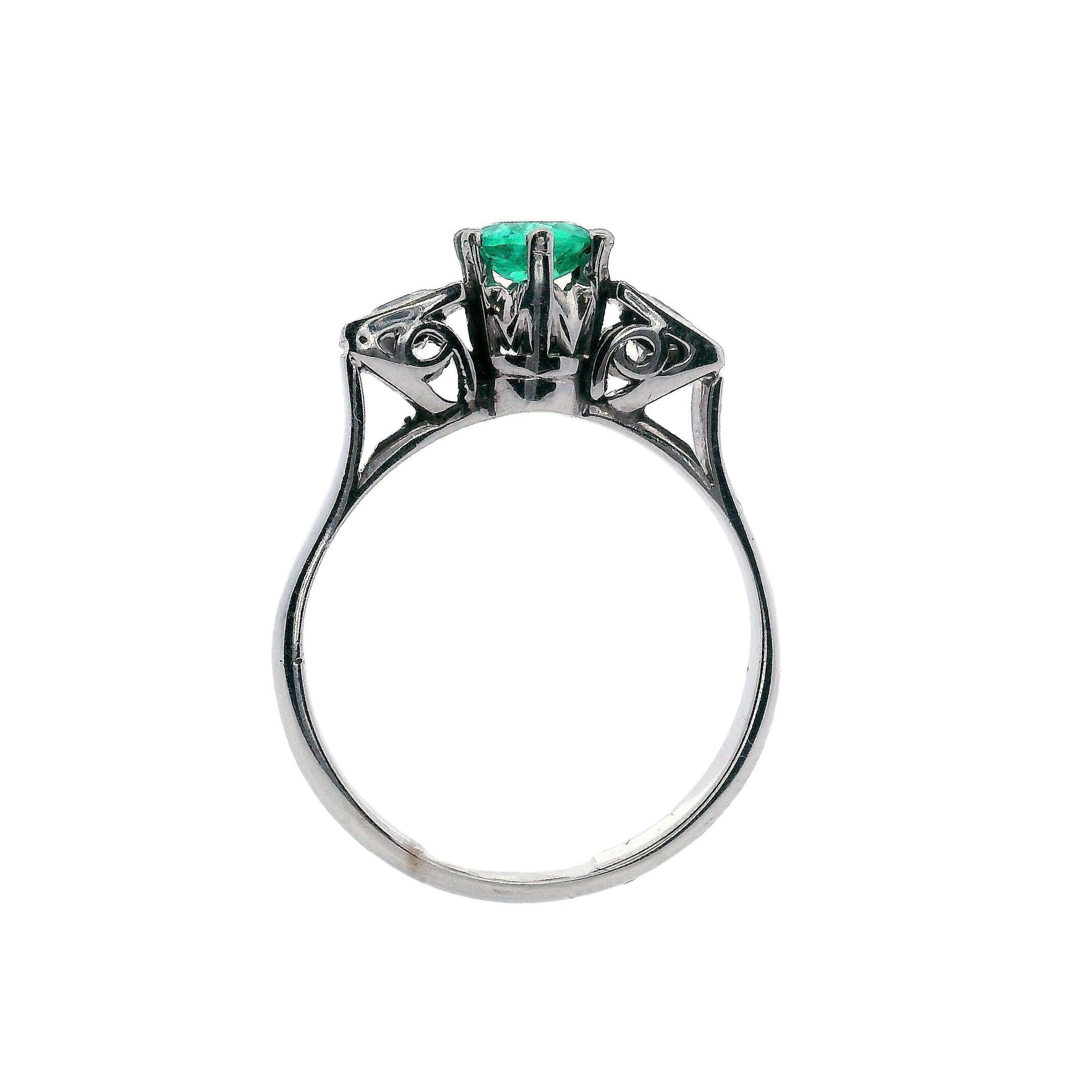 Anillo Art Decó de oro blanco de 14 kt con esmeralda y diamantes en venta 1