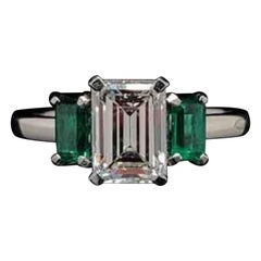 Verlobungsring aus 18 Karat Gold mit 1,5 Karat zertifiziertem natürlichem Diamant und Smaragd im Art déco-Stil
