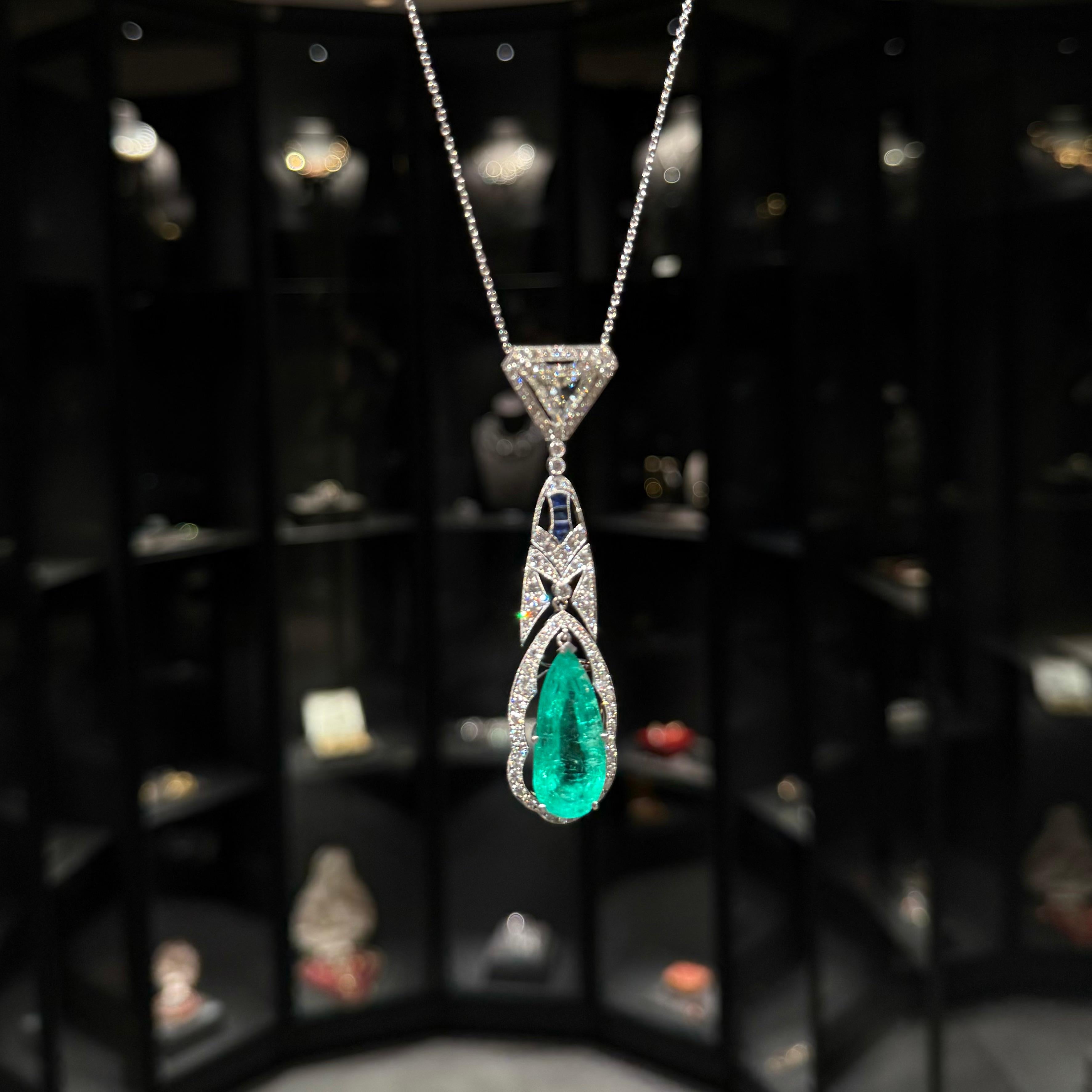 Art Deco Certified 15 Carat Colombian Emerald Sapphire Diamond Pendant Necklace Platinum 1930s.

Art Deco 15.2 carat certified Colombian emerald, sapphire and diamond pendant-on-chain necklace in platinum, 1930s/1940s. Of Egyptian Revival
