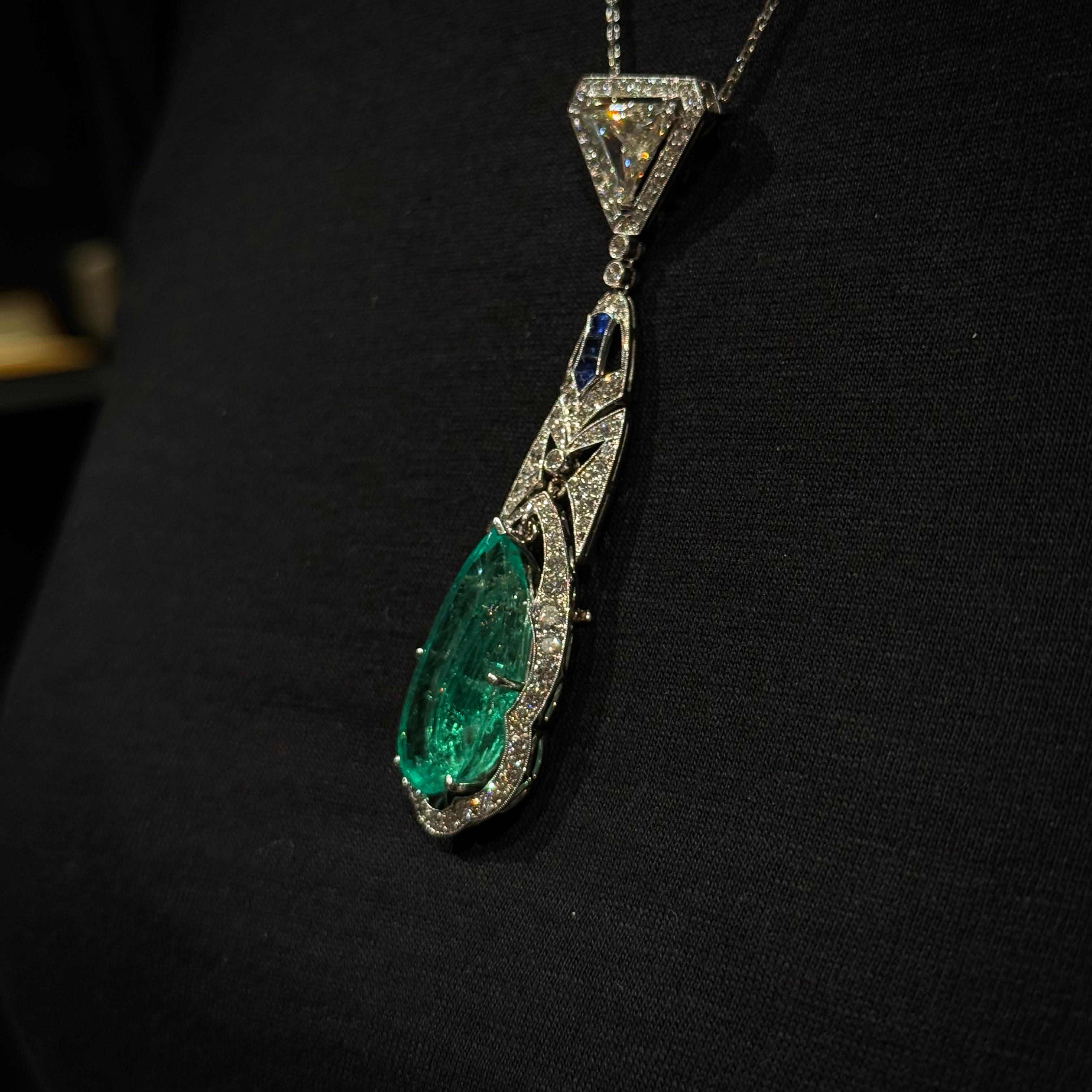 Art Deco 15 Carat Colombian Emerald Sapphire Diamond Pendant Necklace Platinum For Sale 1
