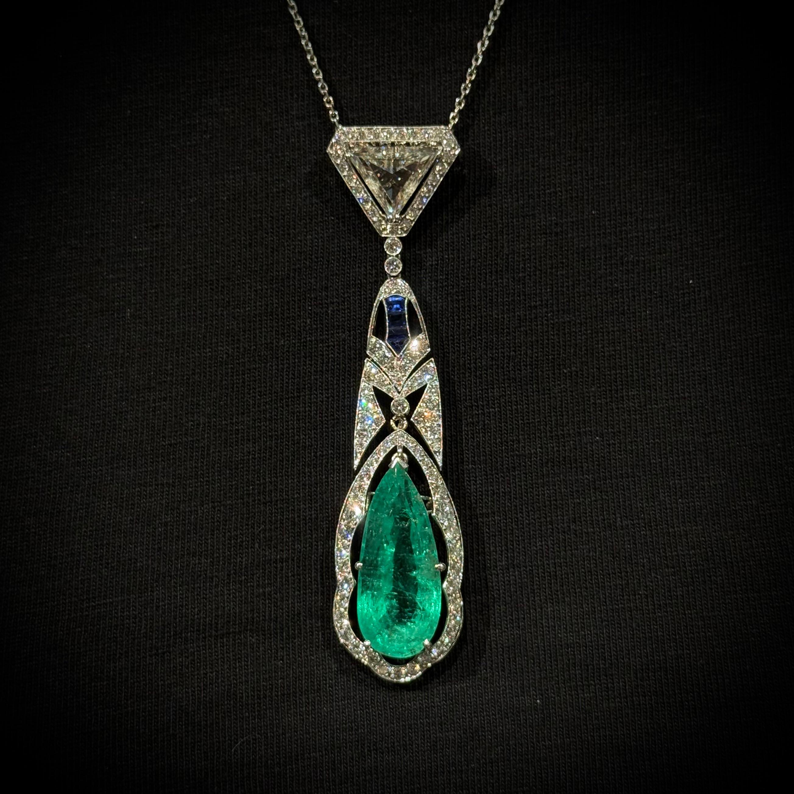 Art Deco 15 Carat Colombian Emerald Sapphire Diamond Pendant Necklace Platinum For Sale 2