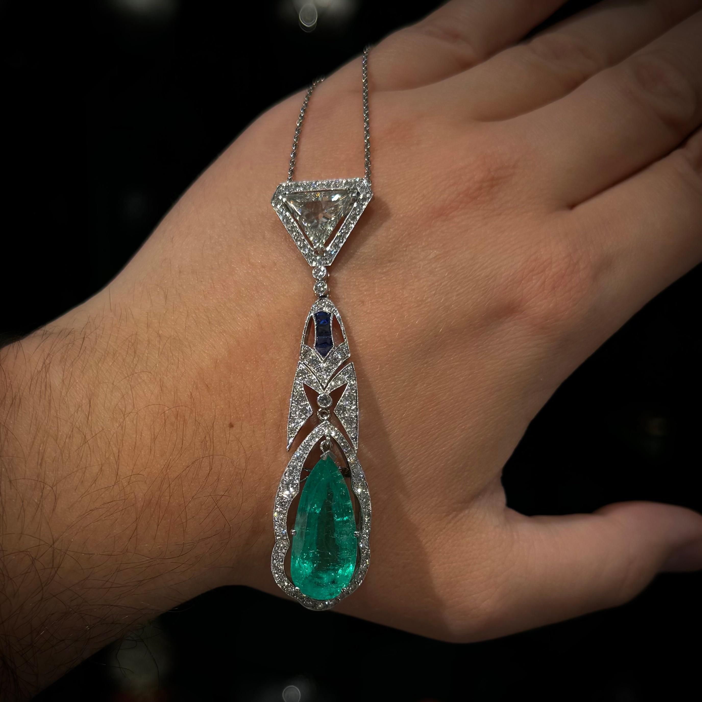 Women's or Men's Art Deco 15 Carat Colombian Emerald Sapphire Diamond Pendant Necklace Platinum For Sale