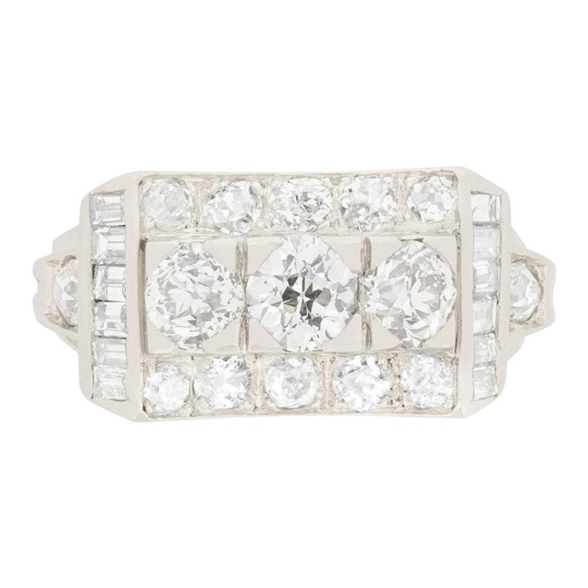 Art Deco 1.50 Carat Diamond Three-Stone Cluster Ring, circa 1920s For Sale