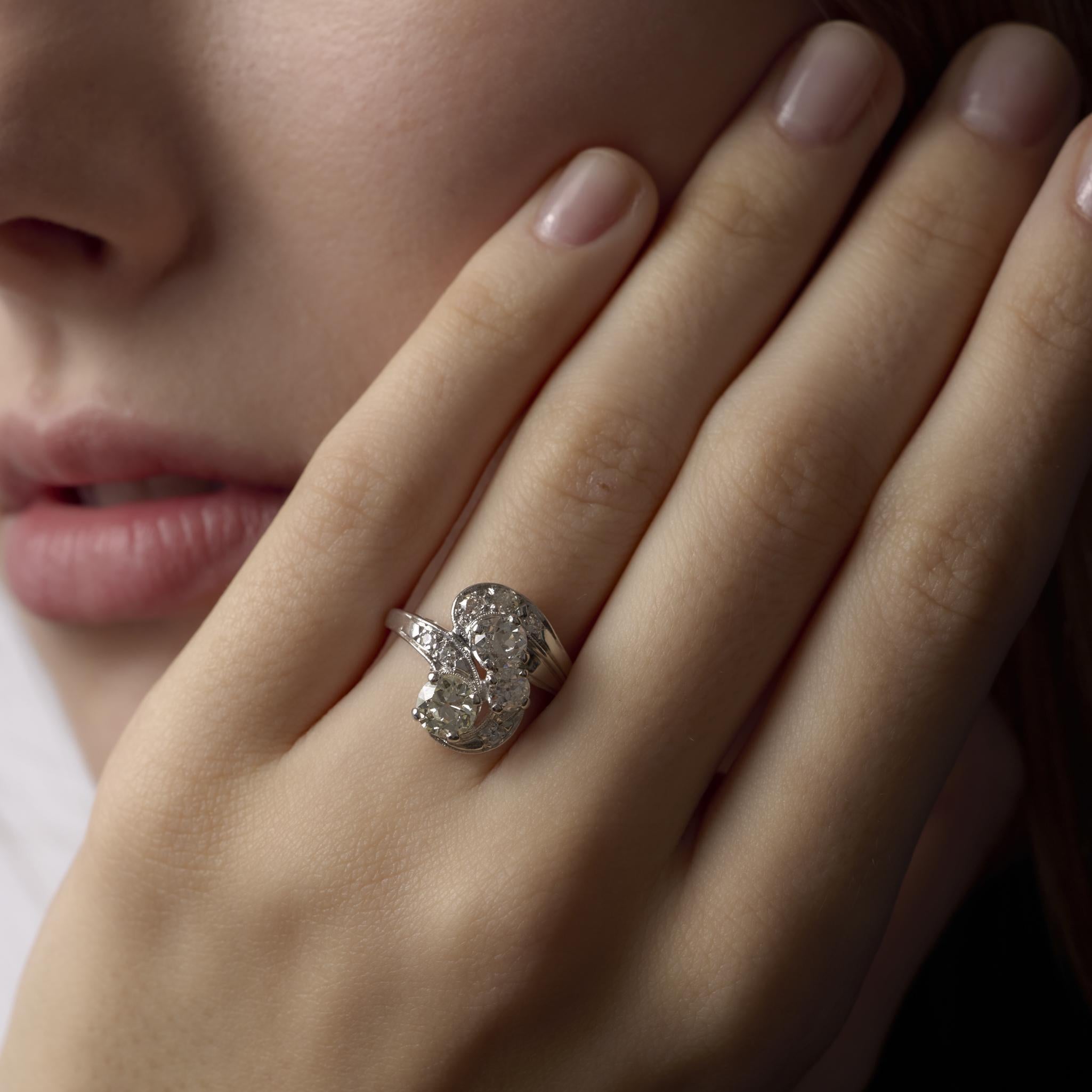 Cette bague en platine Art of Vintage met en valeur trois diamants lumineux de taille européenne ancienne, encadrés par de délicates tailles simples, qui exhalent une sophistication vintage et une beauté durable.