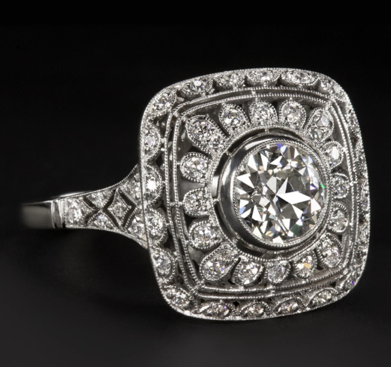 Cette bague exquise est ornée d'un diamant de taille européenne ancienne de 1 carat d'une brillance phénoménale, complété par une monture en platine richement détaillée et incrustée de diamants. Le diamant central a été taillé à la main dans les