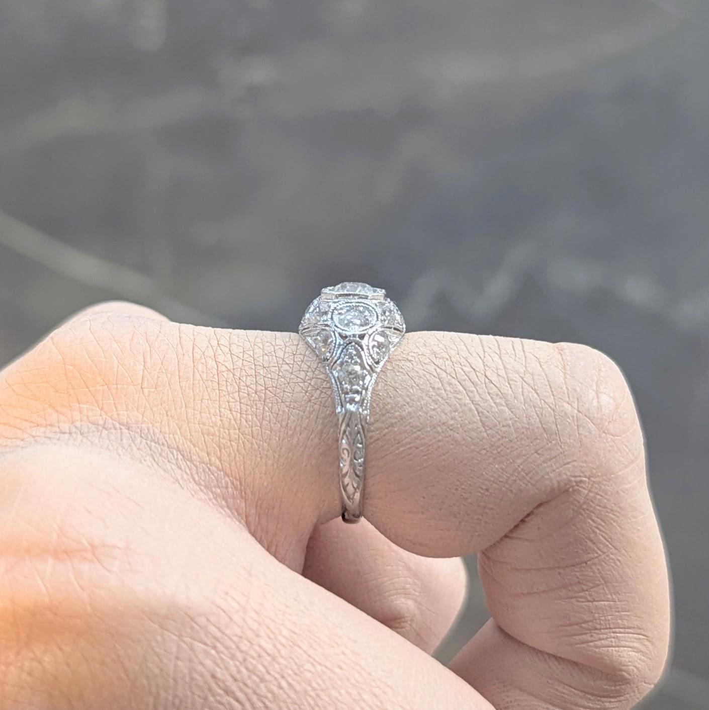 Art Deco 1.50 CTW Old European Diamond Platinum Foliate Vintage Engagement Ring en vente 6
