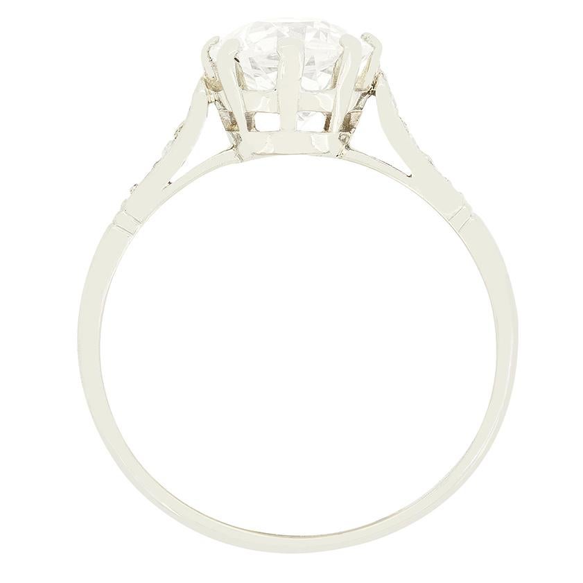 Cette bague de fiançailles solitaire intemporelle, inspir�ée de l'Art déco, est d'une grande beauté, avec en son centre un étincelant diamant de taille ancienne. Pesant 1,50 carat, le diamant a une couleur G et une pureté VS1. Le diamant a été