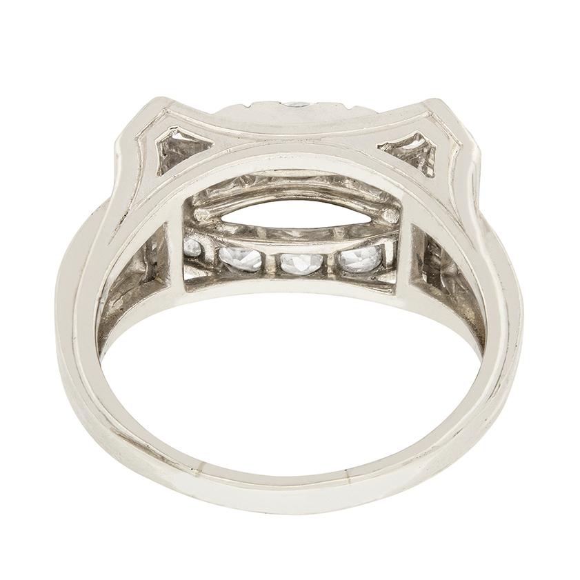 Art Deco 1.50 Carat Diamond Three-Stone Cluster Ring, circa 1920s In Good Condition For Sale In London, GB