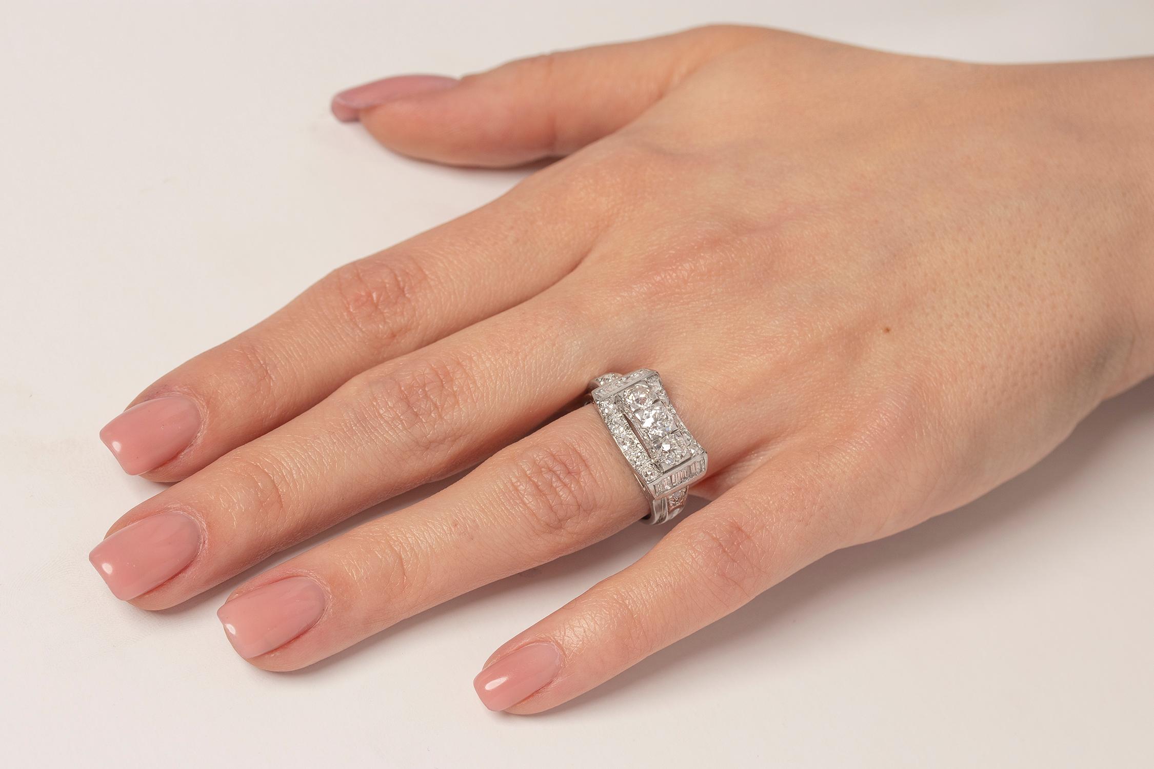 Art Deco 1.50 Carat Diamond Three-Stone Cluster Ring, circa 1920s For Sale 1