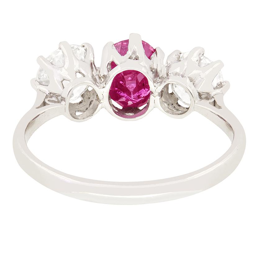 Art Deco Trilogy-Ring mit 1,50 Karat rosa Saphir und Diamant, ca. 1920er Jahre (Ovalschliff) im Angebot