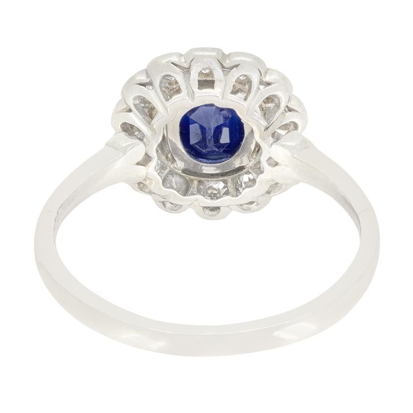 Taglio ovale Anello Art Deco con zaffiro e diamanti a raggiera da 1,50 carati, 1920 ca. in vendita