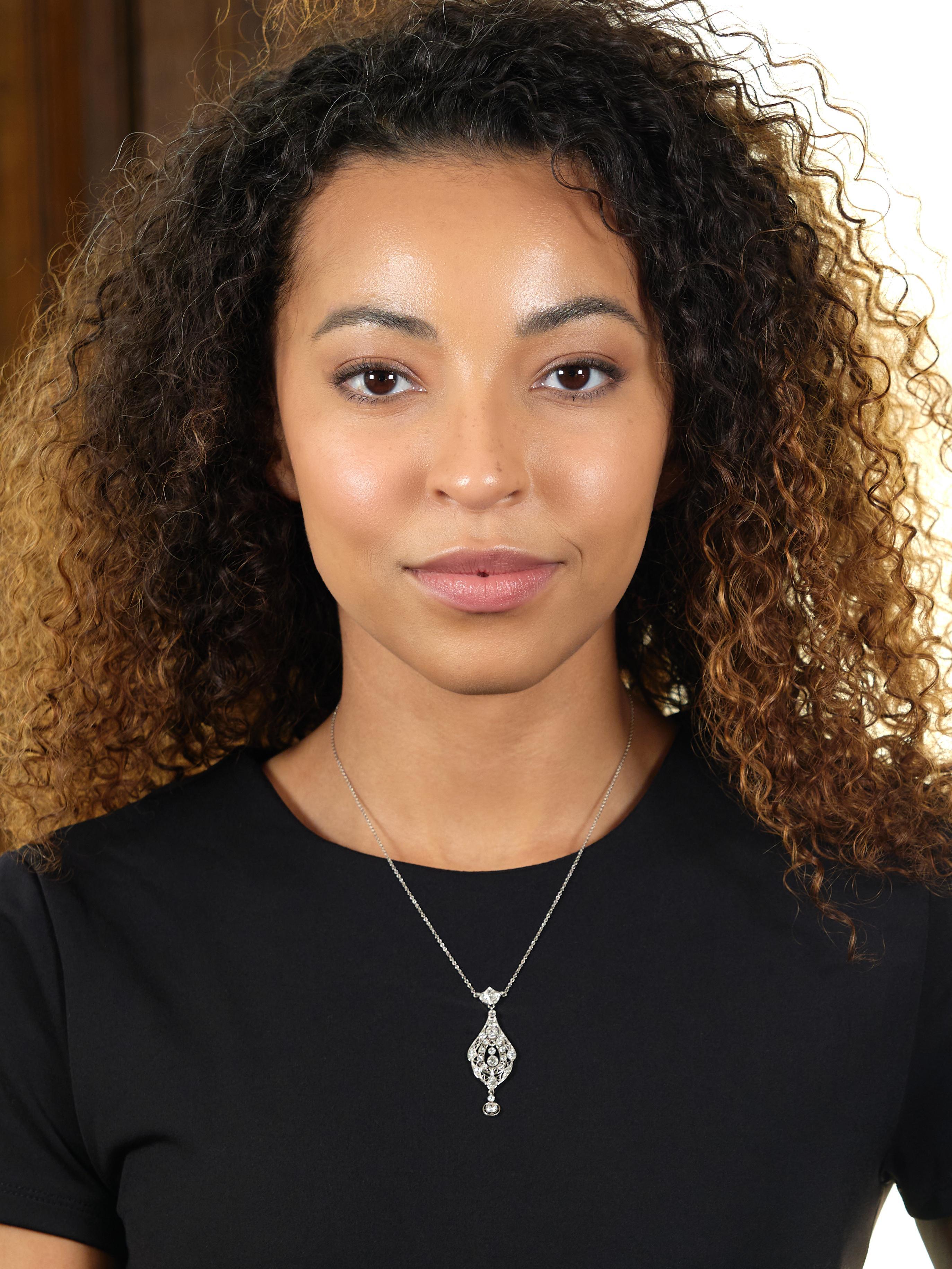 Bestehend aus einer Kabelgliederkette, an der ein Anhänger mit Blattmotiv im Lavalier-Stil hängt
Aufgehängt an einer Station mit Lotosmotiv und durchbrochen mit geometrischen Gittermustern
Mit Blumenmotiv-Applikationen und Diamanten im alten