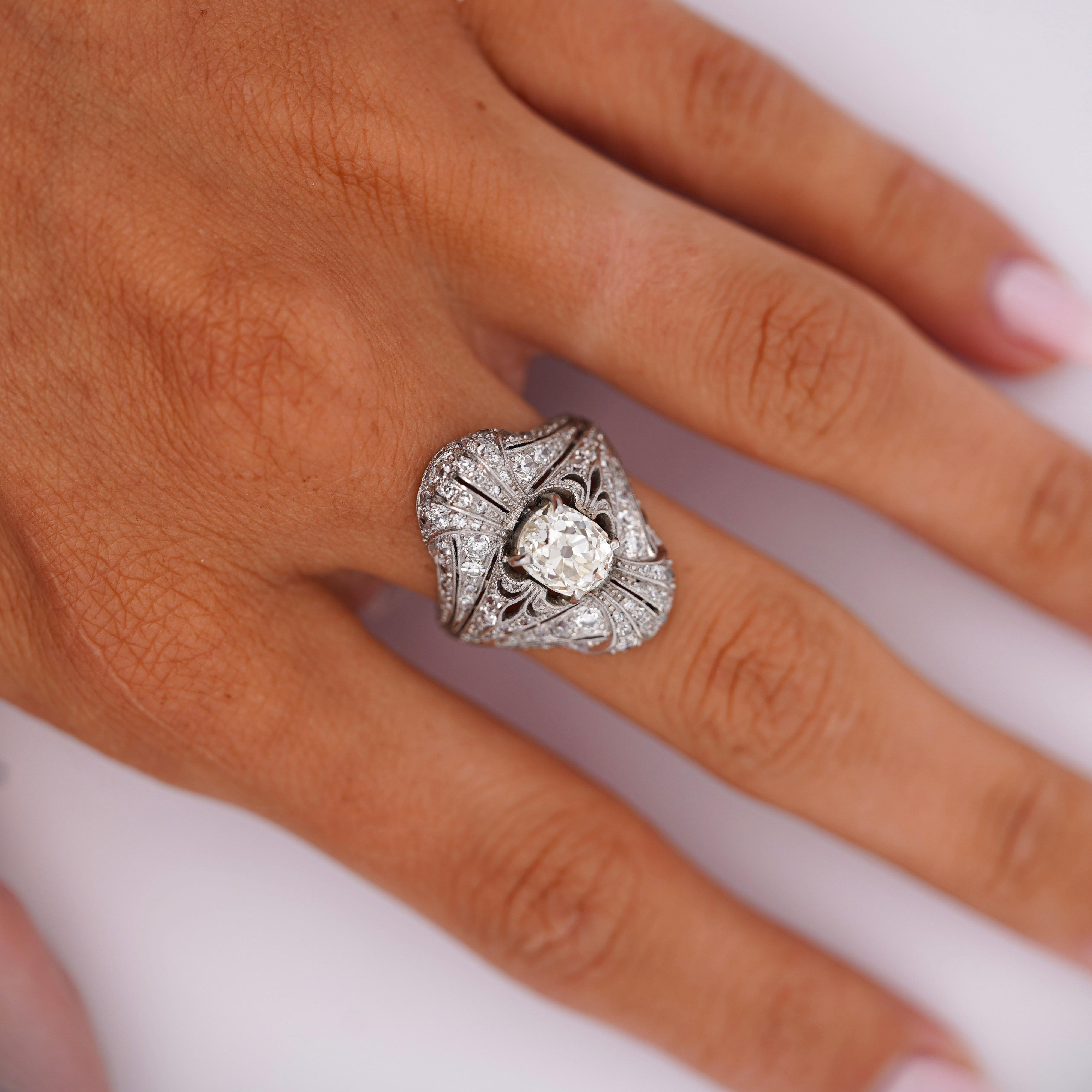 Taille vieille Europe Bague Art déco filigrane en platine avec diamant taille européenne ancienne de 1,55 carat en vente