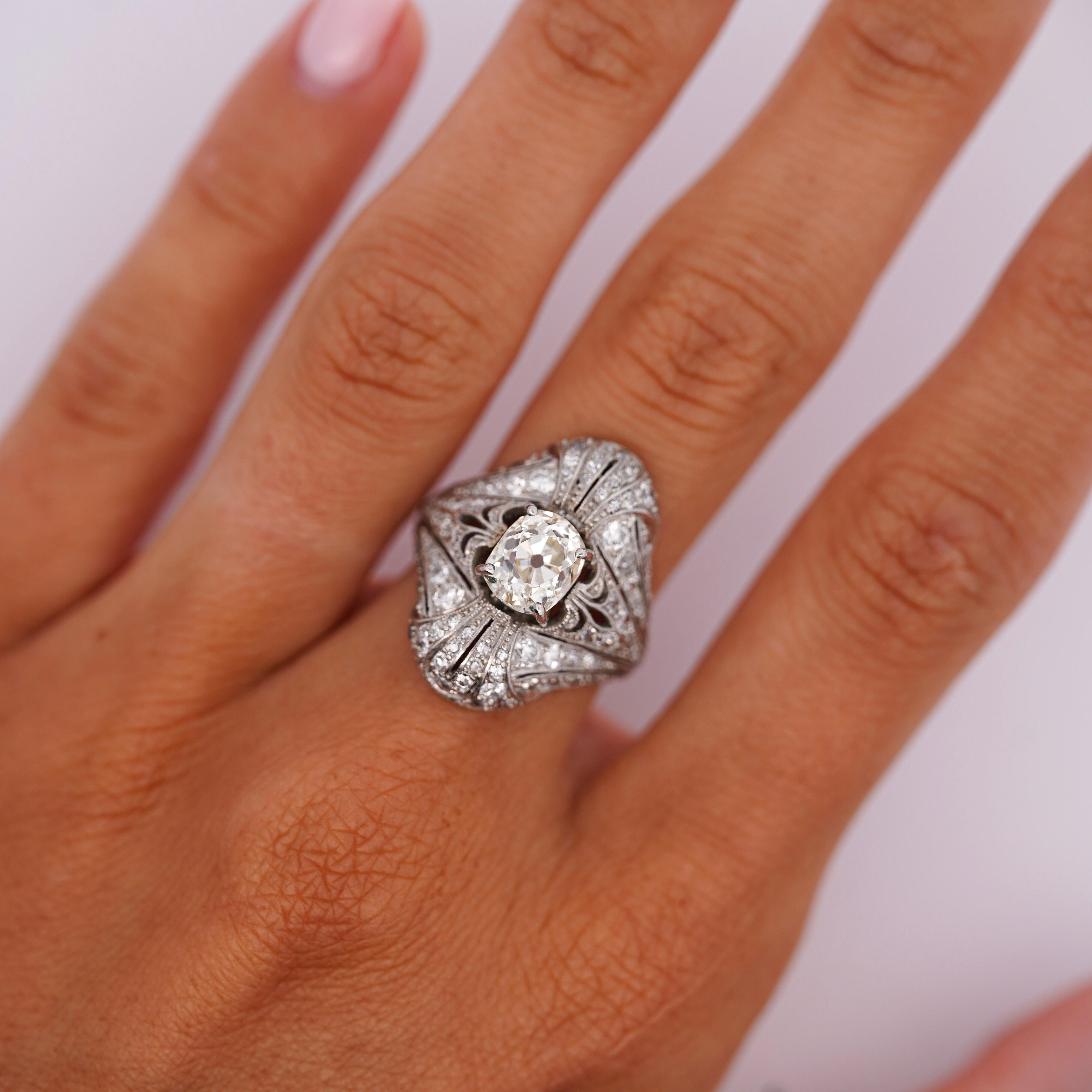 Bague Art déco filigrane en platine avec diamant taille européenne ancienne de 1,55 carat Excellent état - En vente à Miami, FL