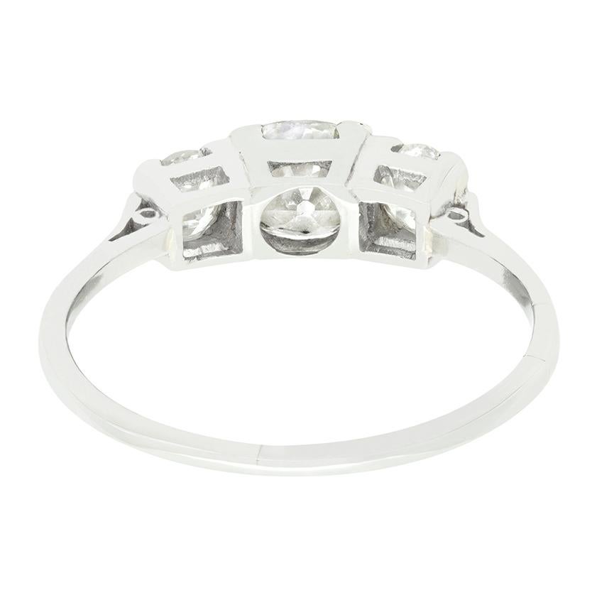 Bague Art déco à trois pierres en diamant 1,55 carat, c. 1920 Bon état - En vente à London, GB