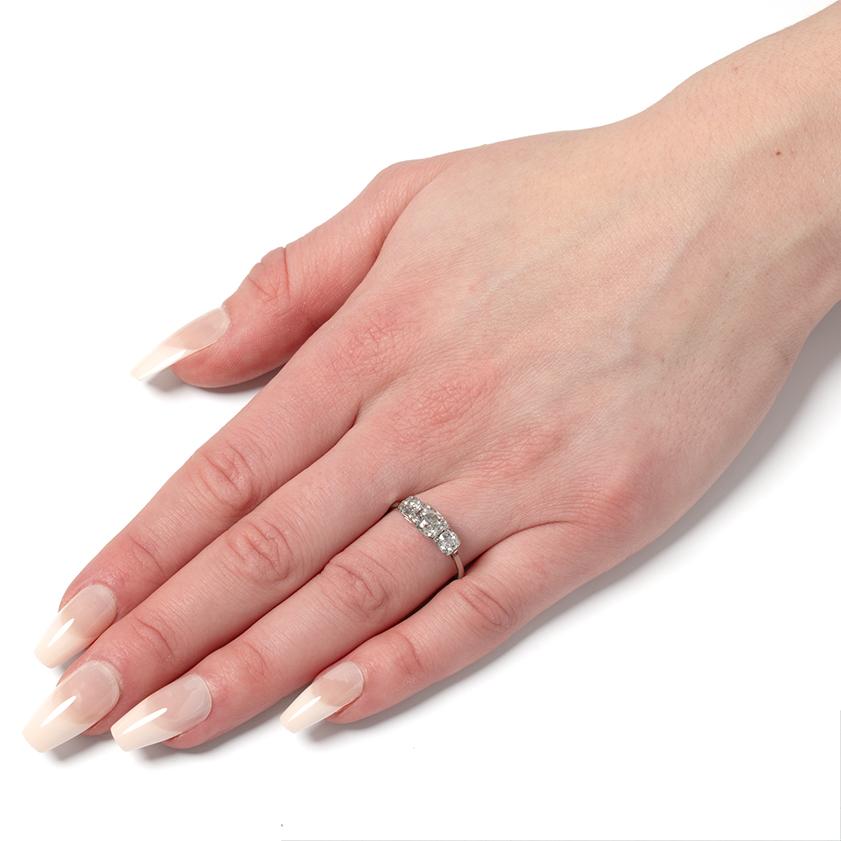 Bague Art déco à trois pierres en diamant 1,55 carat, c. 1920 Unisexe en vente