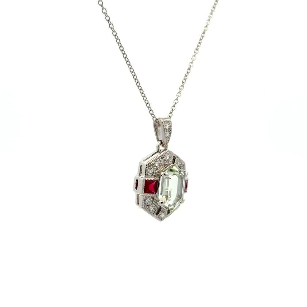 Collier à pendentifs en or, aigue-marine, rubis et diamants, de style Art déco, tout simplement magnifique. Une aigue-marine de 1,57 carat est au centre de la pièce, entourée de rubis de 0,32 carat et de diamants de 0,29 carat. Fabriqué à la main en