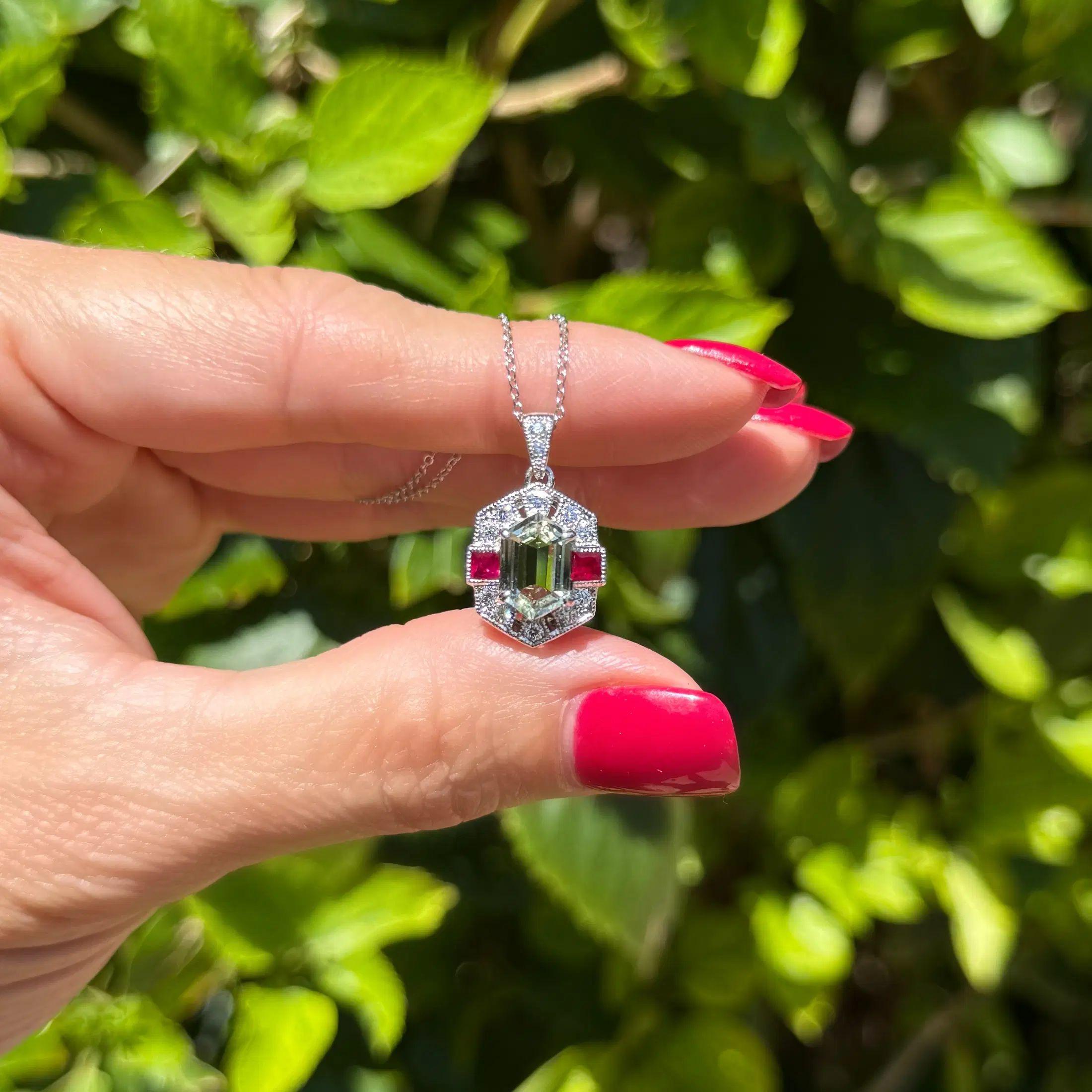 Art déco Art of Vintage - Collier pendentif en or avec aigue-marine, rubis et diamants de 1,57 carat en vente