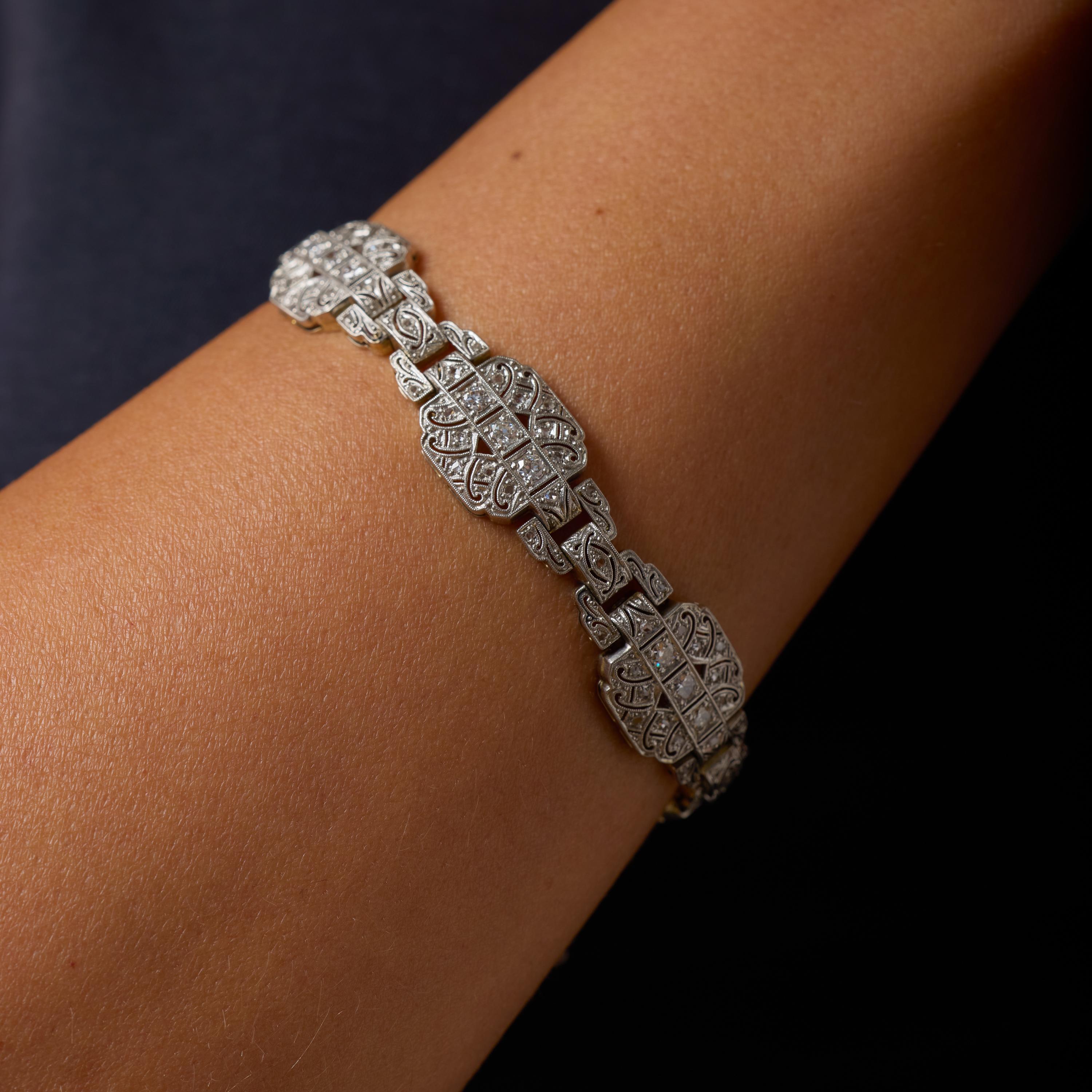 Este exquisito brazalete Art Déco encarna la sofisticación y el refinado glamour de los años 30, mostrando el amor de la época por la simetría, el brillo y la lujosa artesanía. Adornado con 118 diamantes antiguos europeos y de talla única que suman
