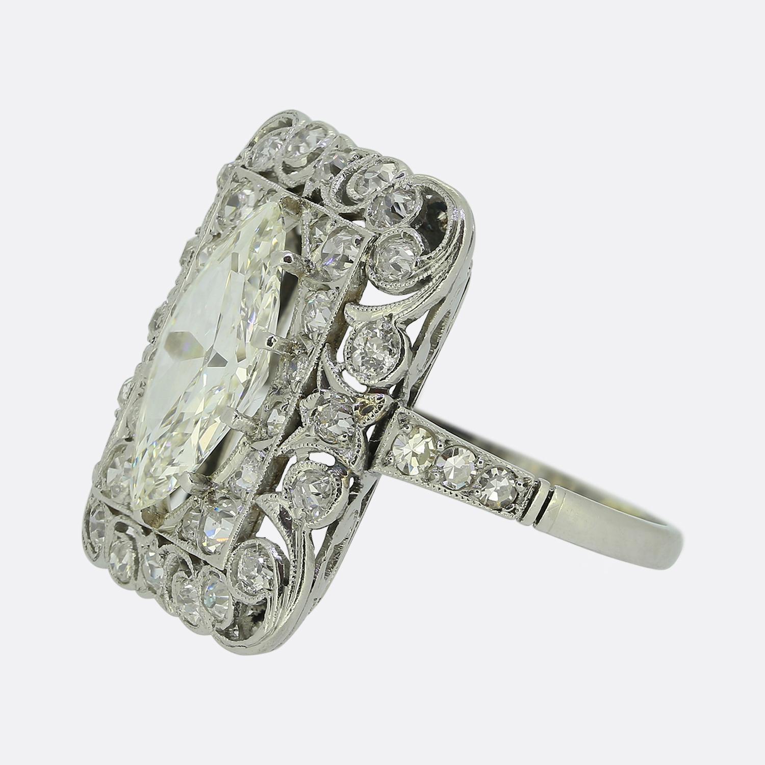 Hier haben wir einen exquisiten Art-Deco-Diamant-Kleiderring. In der Mitte des Gesichts befindet sich ein wunderschöner Diamant im Marquise-Schliff, der elegant in einer leicht erhöhten 10-Krallen-Fassung sitzt. Der Hauptstein ist von einer