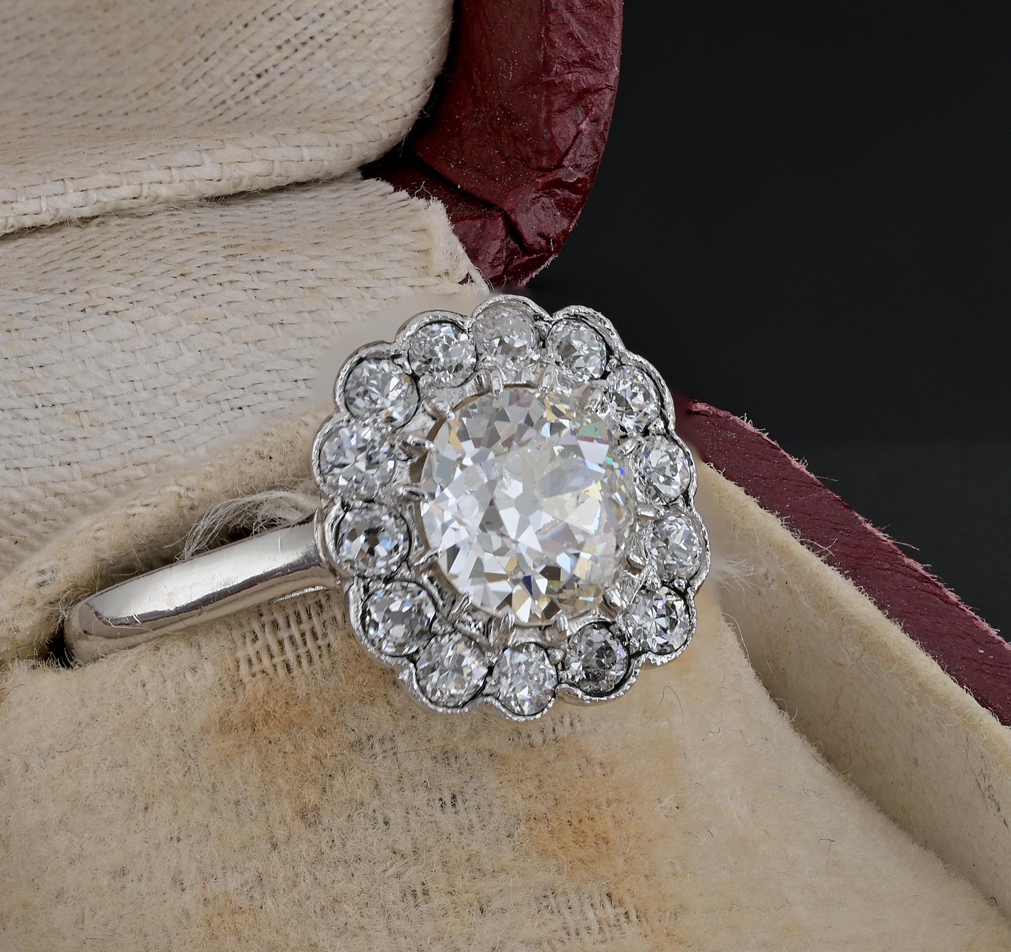Art Deco 1.60 Ct Diamond Platinum Halo Ring In Good Condition For Sale In Napoli, IT