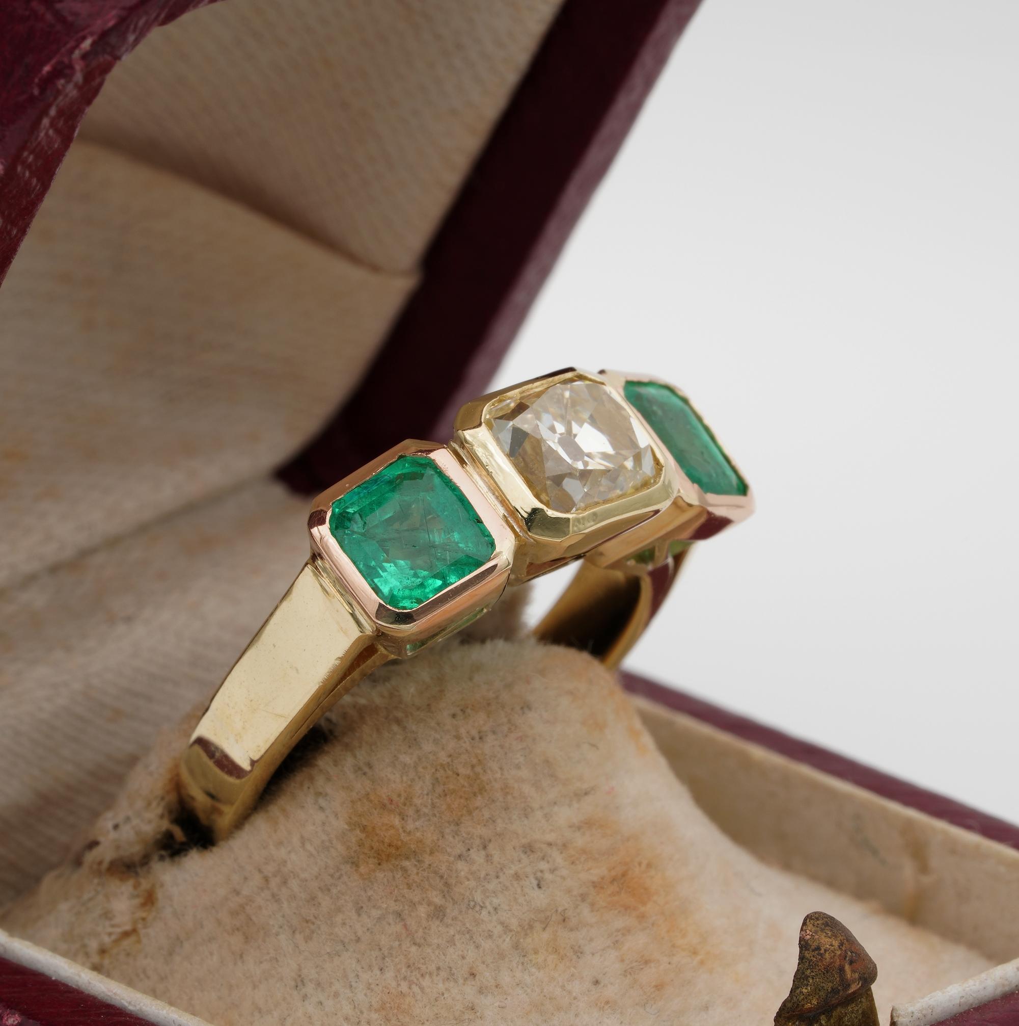 Art Deco 1.60 Ct Fancy Yellow Old Mine Diamond 3.30 Ct Colombian Emerald Trilogy In Good Condition For Sale In Napoli, IT