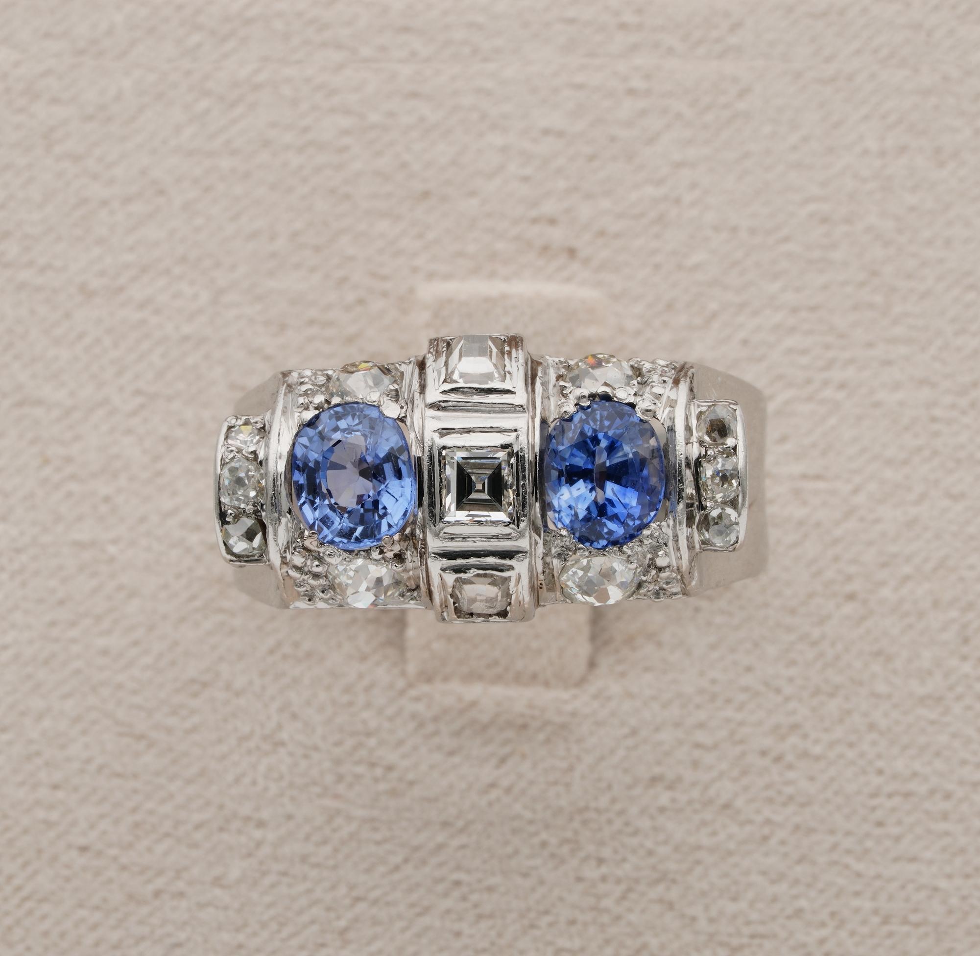 Dieser fabelhafte antike Ring ist aus der Art déco Periode, 1925 ca.
Geometrisches, kunstvolles Design der Epoche, strukturiert durch ein Spiel von Diamanten und Saphiren
Der Ring ist aus Platin handgefertigt, markiert
Ceylon Herkunft Saphire ca.
