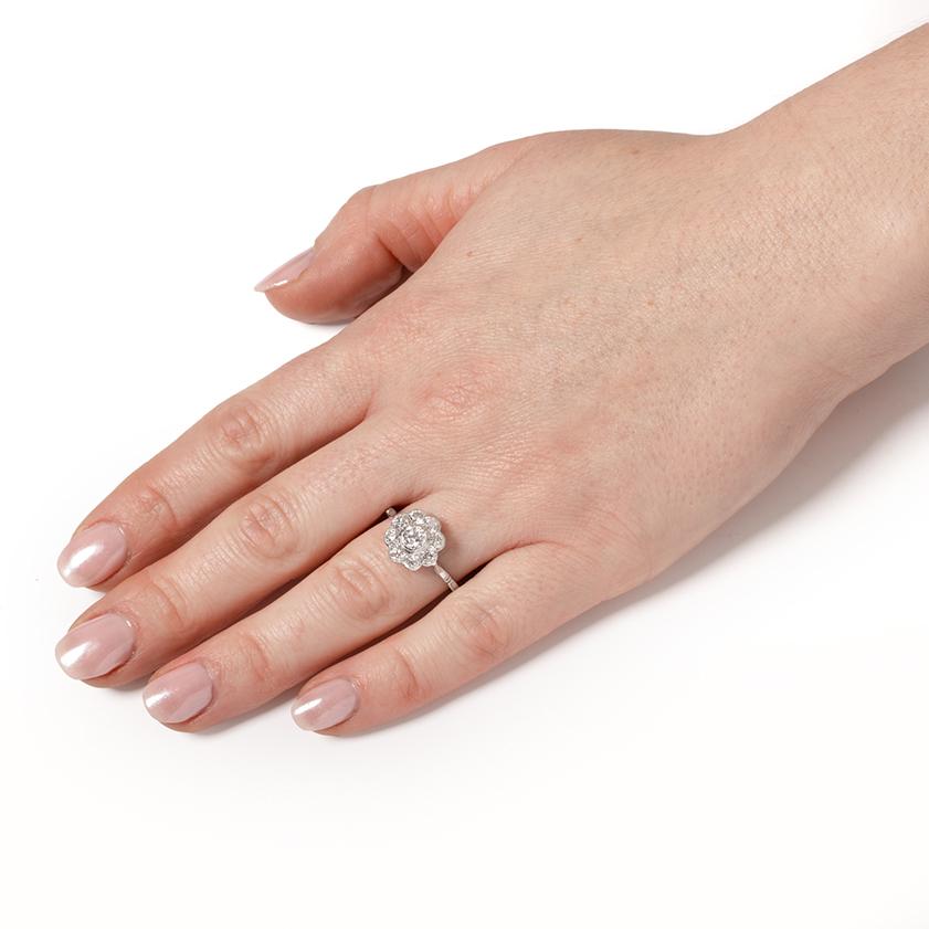 Art Deco 1,60 Karat Diamant Gänseblümchen-Cluster-Ring, ca. 1920er Jahre im Zustand „Gut“ im Angebot in London, GB