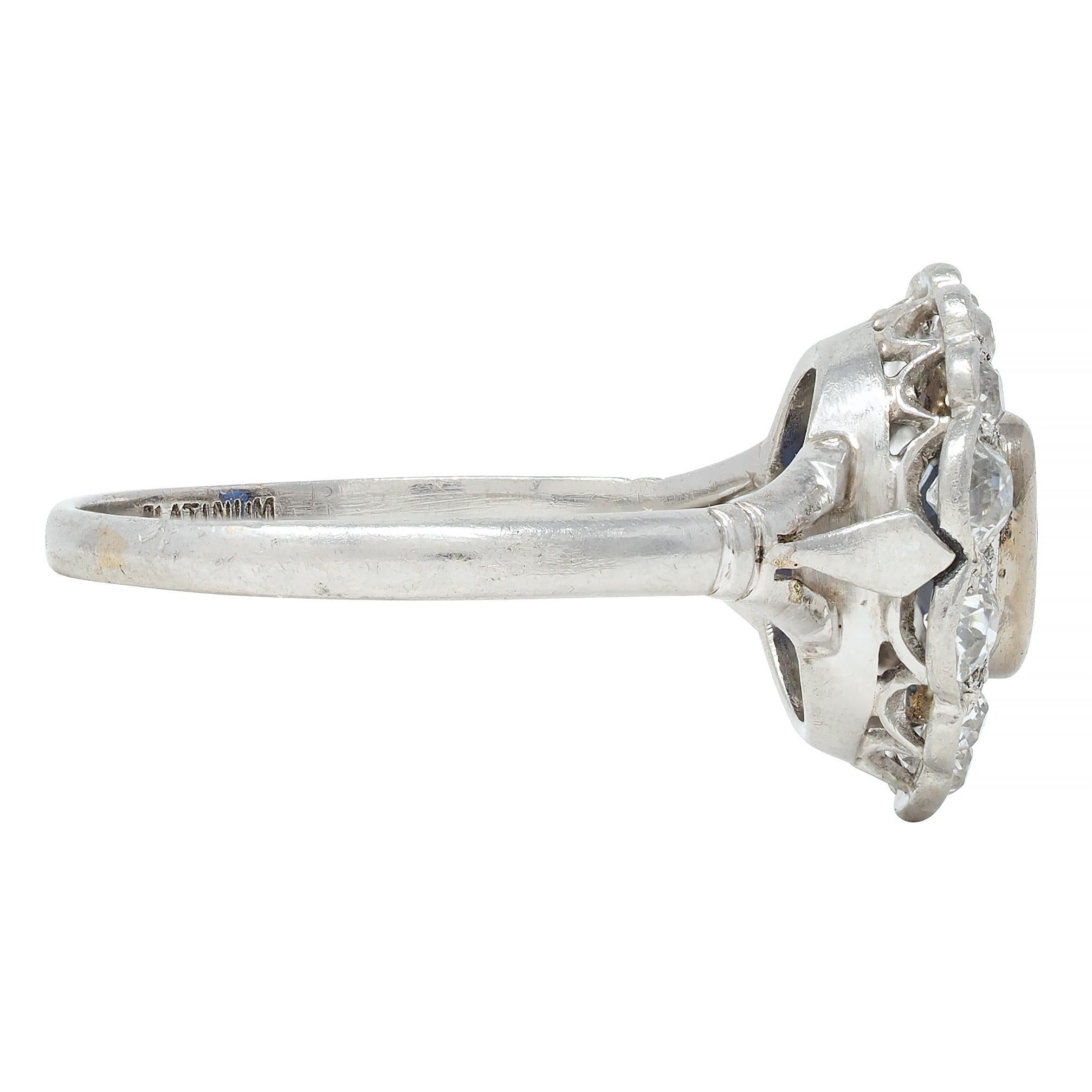 Taille coussin Bague halo flottante Art déco en platine avec saphirs et diamants de 1,62 carat en vente
