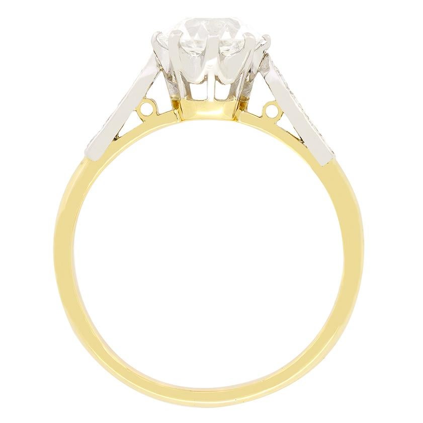 Dieser Solitärring aus der Art-Déco-Ära ist ein zeitloser Klassiker mit einem Diamanten im Altschliff von 1,62 Karat in der Mitte. Der Diamant  wurde von der EDR vollständig zertifiziert und mit F in der Farbe und SI1 in der Reinheit eingestuft. Die