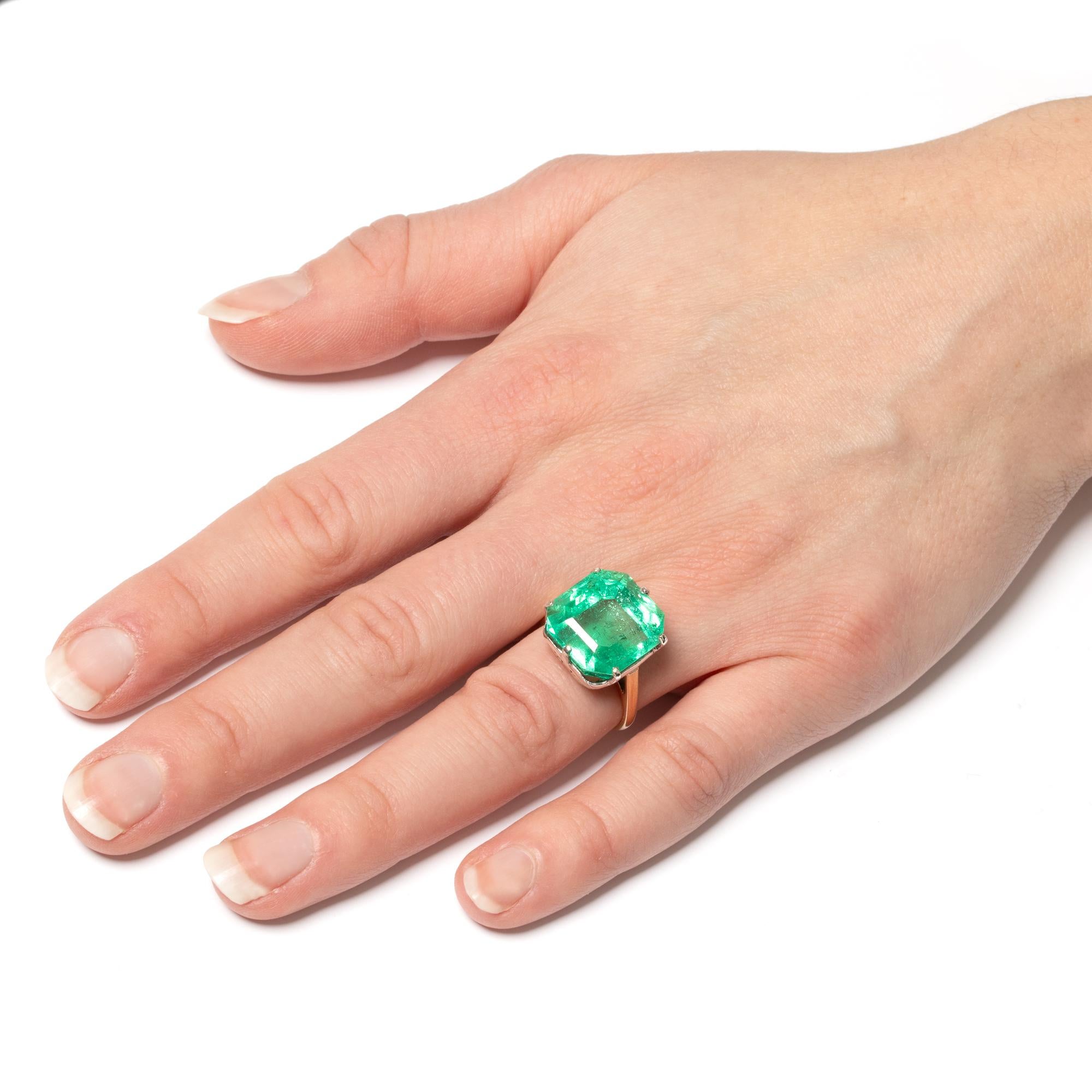 Art Deco 16.48 carat Emerald Solitaire Ring, c.1920s For Sale 2