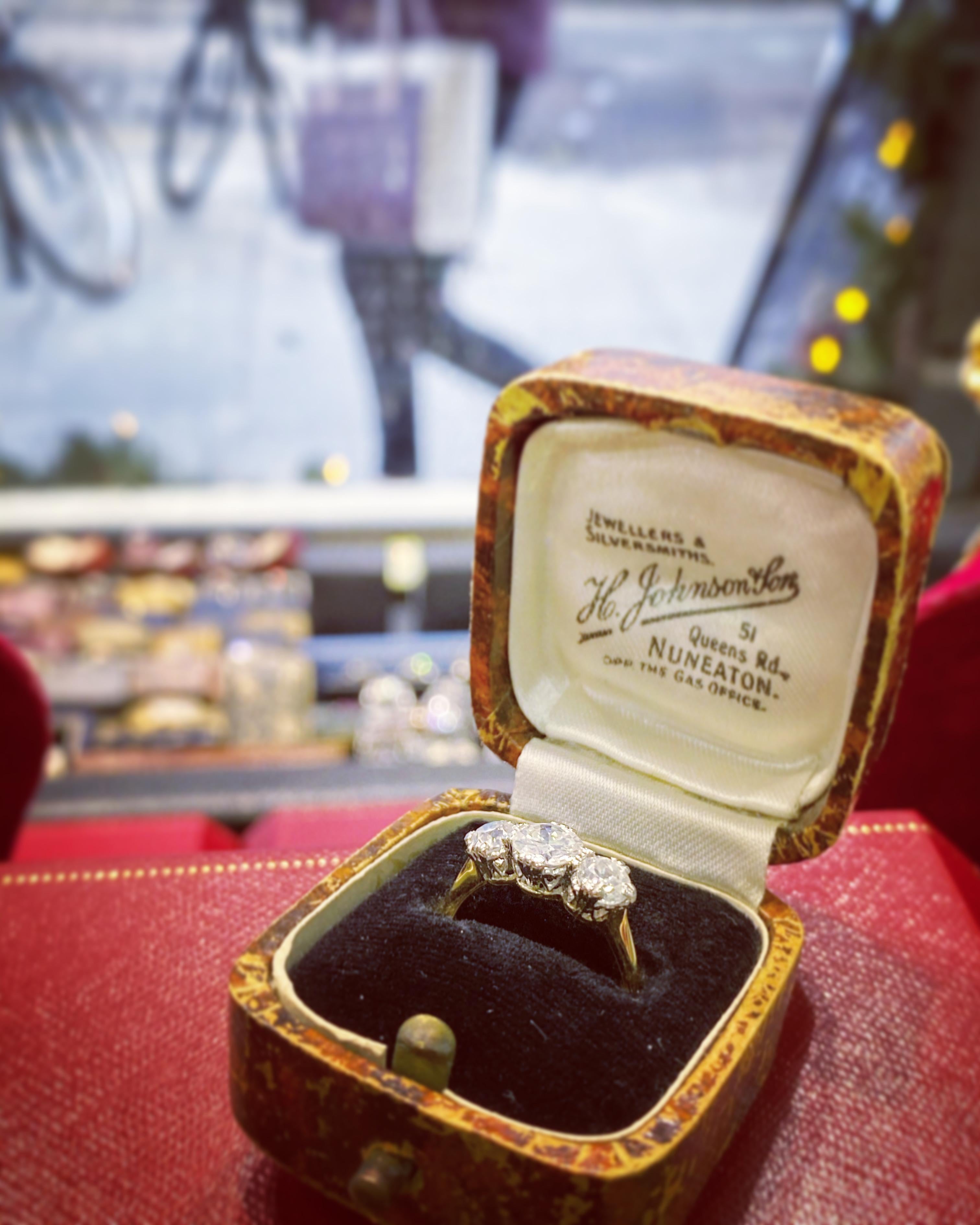 Art Deco 1.65 Carat Diamond Three-Stone Engagement Ring, circa 1920s 2