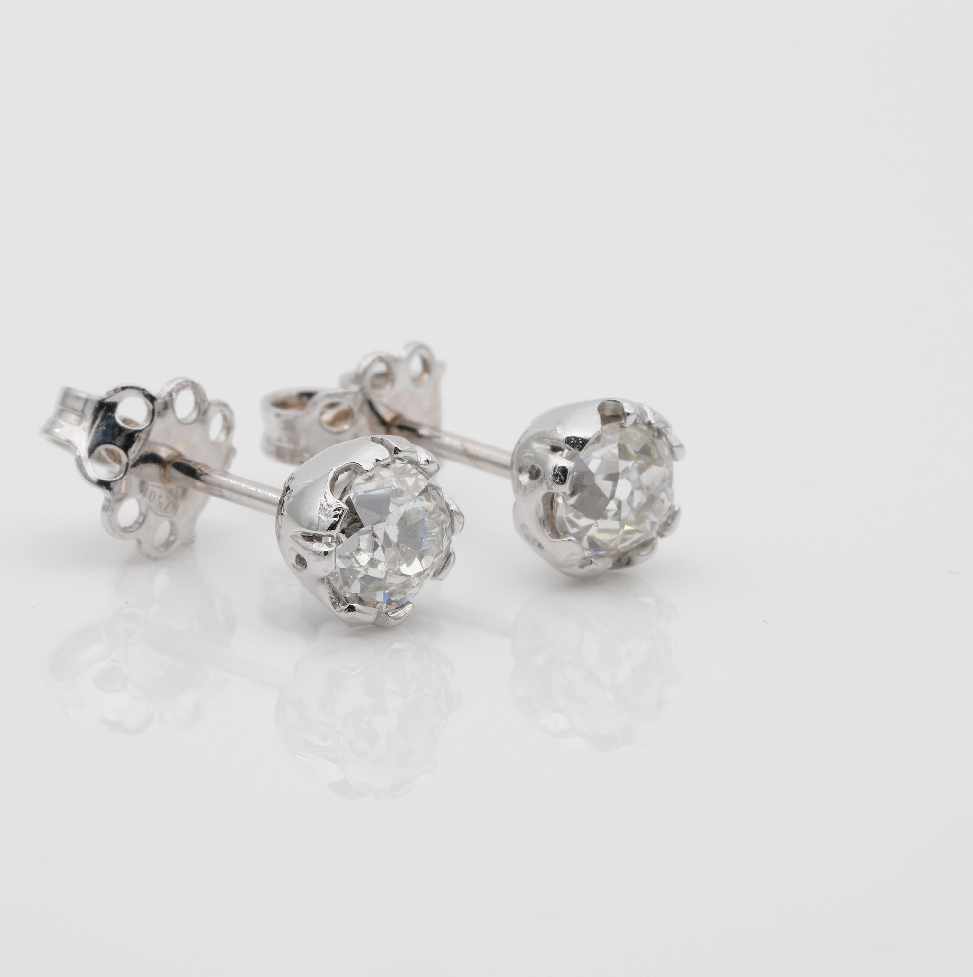 Art Deco 1.65 Carat Old Mine Cut Diamond G/H VS Solitaire Platinum Stud Earrings In Good Condition In Napoli, IT