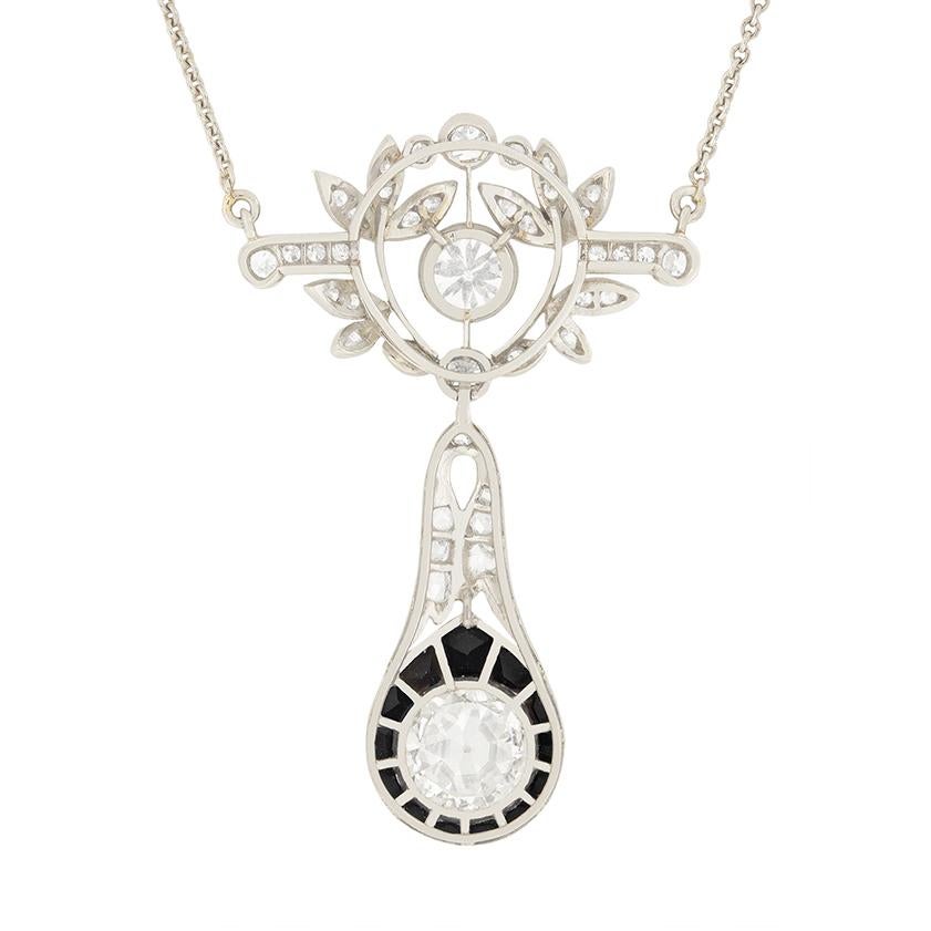 Diese wunderschöne Halskette stammt aus den 1920er Jahren und ist mit einem 1,65 Karat schweren Diamanten besetzt. Es handelt sich um einen altgeschliffenen Diamanten, der wohl von Hand geschliffen wurde. Die Farbe wird auf H und die Reinheit auf