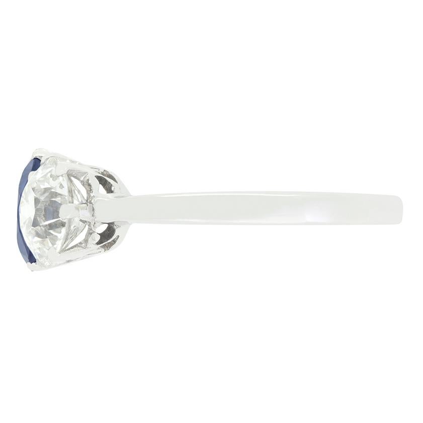 Taille coussin antique Bague Art déco avec trilogie de saphirs et diamants de 1,65 carat, c. 1920 en vente